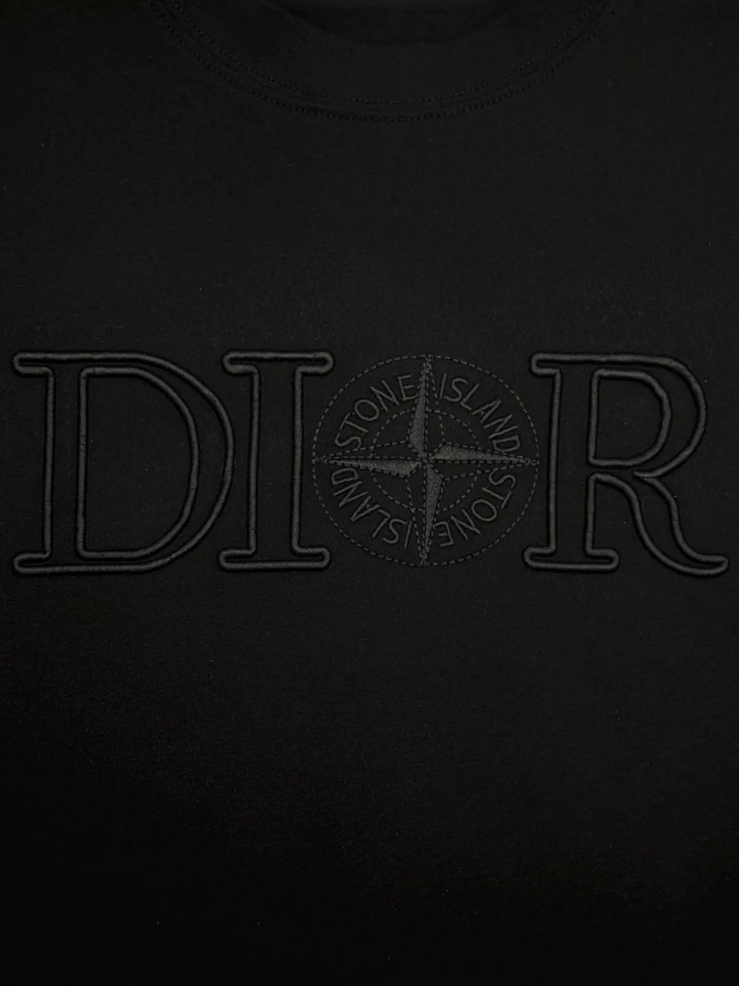 🅿️190 [Higher Version] Dior x Stone Island Dior x Stone Island joint embroidered short sleeves. The fabric is 32 counts, 280g, full of texture and soft to the touch. The process adopts imported machine embroidery technology. Advanced computer control system and precision mechanical components are used to realize the Dior Stone Island embroidery operation. High precision. The lines are smooth and delicate. The valley wave weaving process adjusts the knitting method of the front and rear continuous needle beds to create a horizontal convex effect on the surface of the knitted fabric. The fabric is washed and has a better hand feel. It is not easy to deform, shrink or fade. Maintain long-lasting beauty, complete with three standard styles for men and women. Color: black/white Size: S to xL