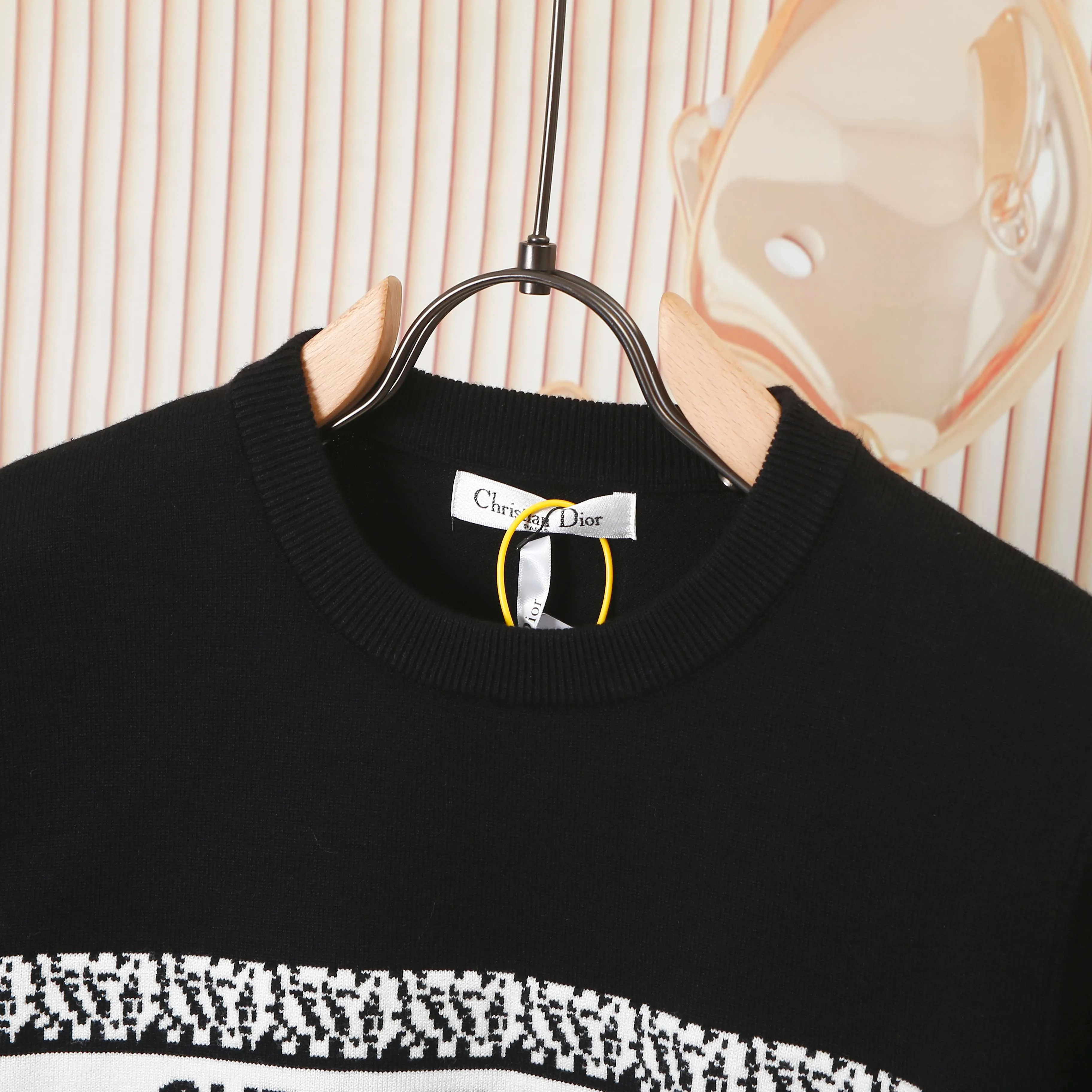 🅿️250 DIOR High-quality classic jacquard knitted sweater casual top for couples Dior classic series Exquisite and delicate craftsmanship The fabric is silky and super breathable, comfortable to the touch, high-grade and supple. Spun knitted elastic fabric is light and breathable without any sense of restraint. It is very youthful and energetic. Both men and women can easily control it. It is very in line with the fashion aesthetic concept of today's young people. The wearing effect is invincible, beautiful and handsome. A must-have for autumn and winter couples. Complete three standards. Same style for men and women. Model D8933 Color: Black White Size: S M L XL