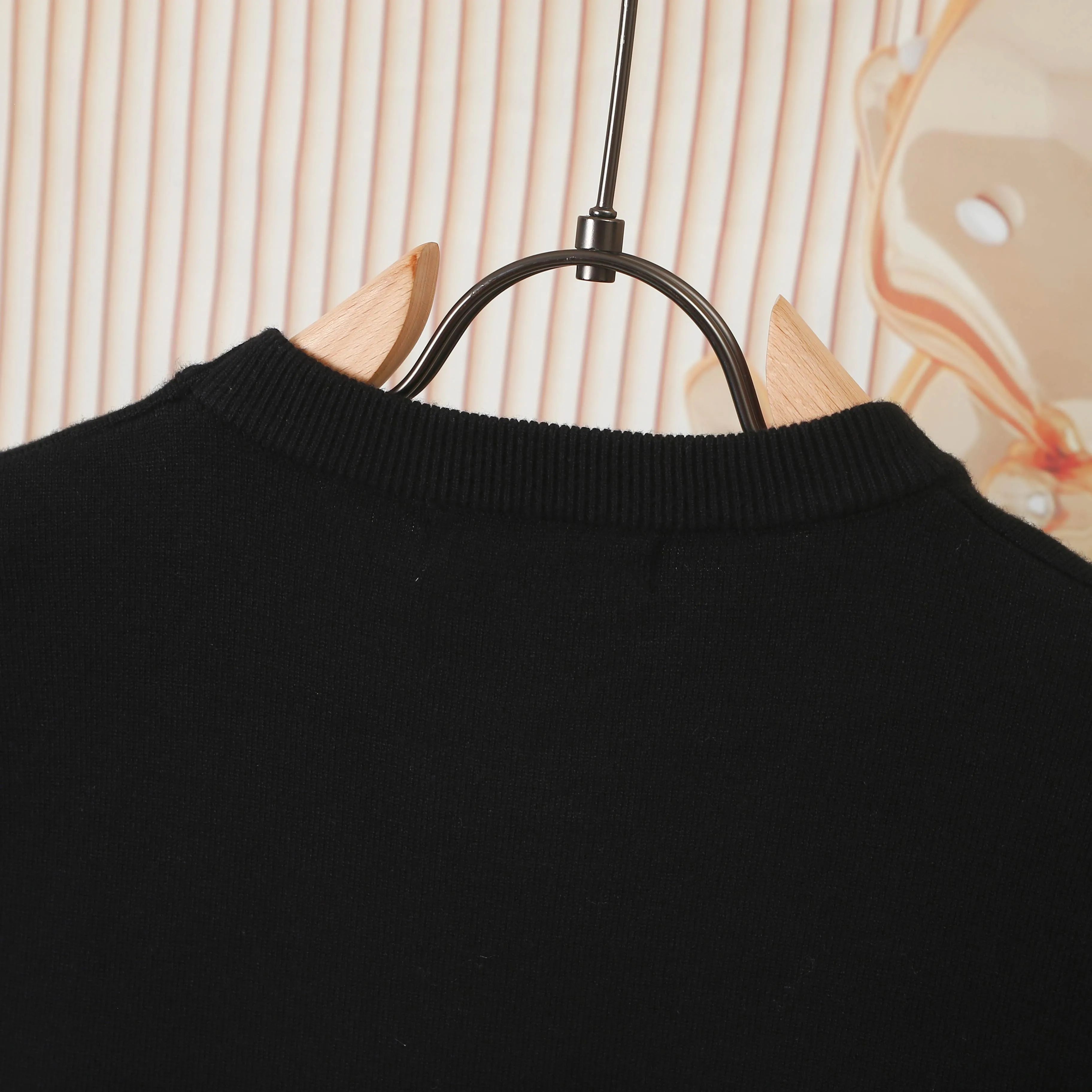🅿️250 DIOR High-quality classic jacquard knitted sweater casual top for couples Dior classic series Exquisite and delicate craftsmanship The fabric is silky and super breathable, comfortable to the touch, high-grade and supple. Spun knitted elastic fabric is light and breathable without any sense of restraint. It is very youthful and energetic. Both men and women can easily control it. It is very in line with the fashion aesthetic concept of today's young people. The wearing effect is invincible, beautiful and handsome. A must-have for autumn and winter couples. Complete three standards. Same style for men and women. Model D8933 Color: Black White Size: S M L XL