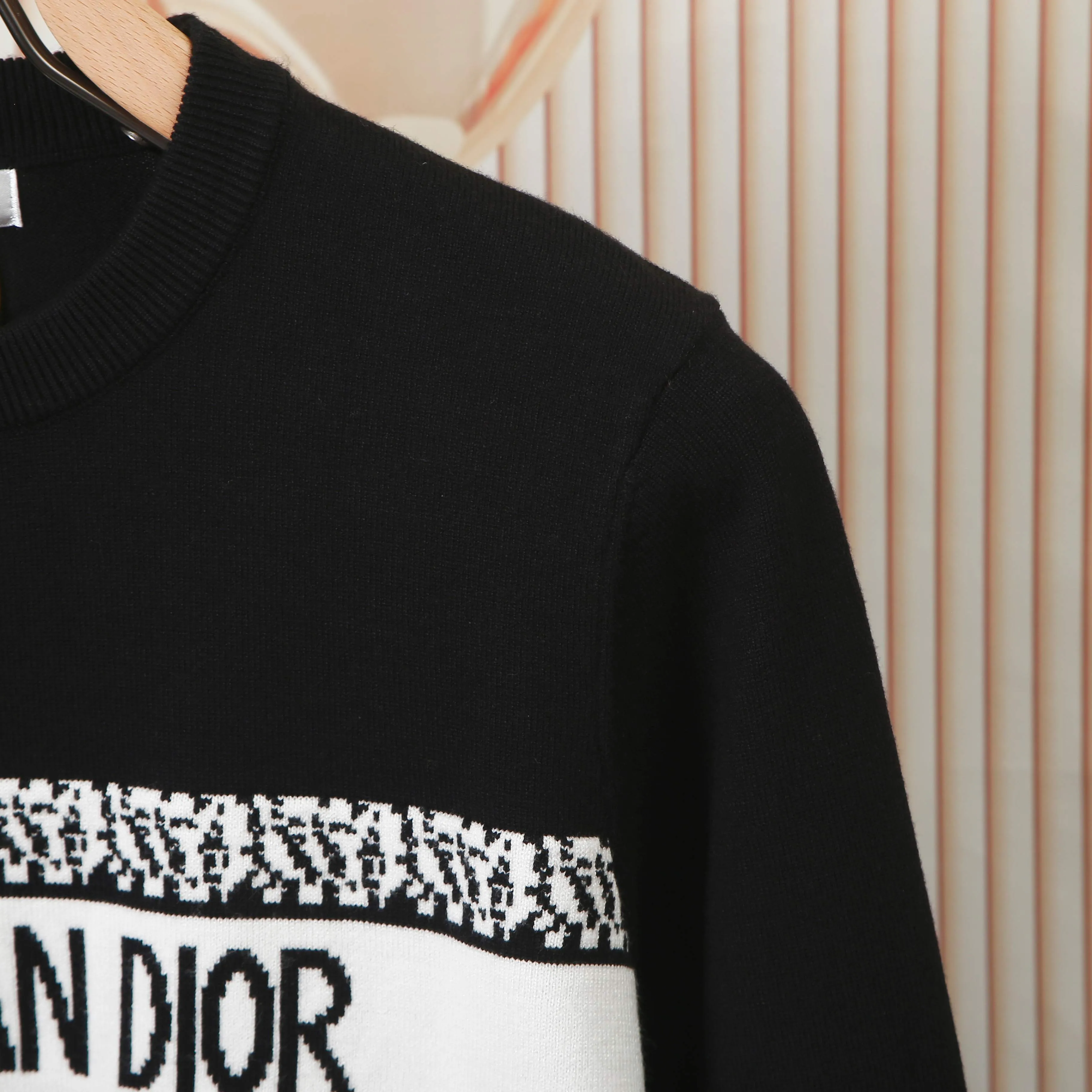 🅿️250 DIOR High-quality classic jacquard knitted sweater casual top for couples Dior classic series Exquisite and delicate craftsmanship The fabric is silky and super breathable, comfortable to the touch, high-grade and supple. Spun knitted elastic fabric is light and breathable without any sense of restraint. It is very youthful and energetic. Both men and women can easily control it. It is very in line with the fashion aesthetic concept of today's young people. The wearing effect is invincible, beautiful and handsome. A must-have for autumn and winter couples. Complete three standards. Same style for men and women. Model D8933 Color: Black White Size: S M L XL