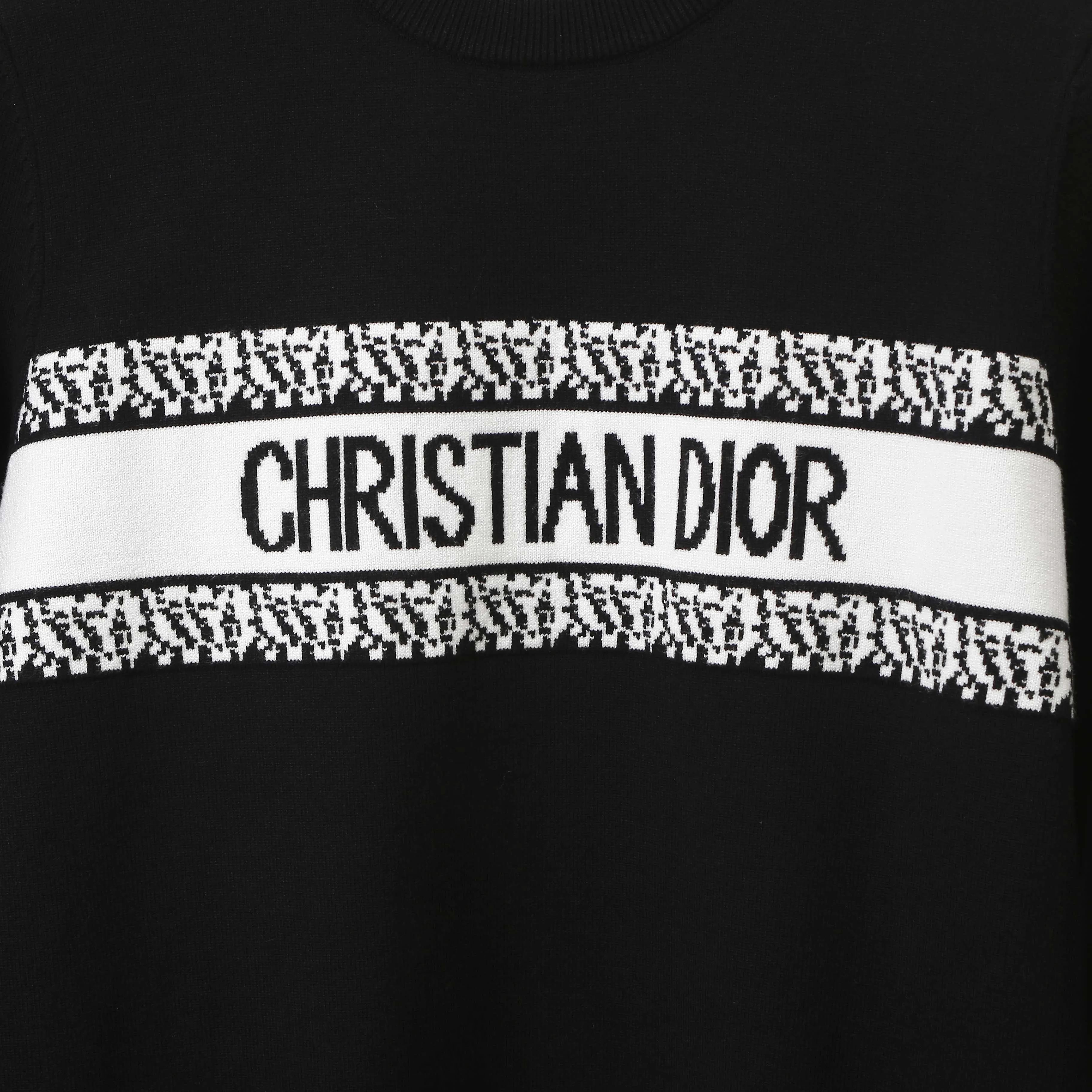🅿️250 DIOR High-quality classic jacquard knitted sweater casual top for couples Dior classic series Exquisite and delicate craftsmanship The fabric is silky and super breathable, comfortable to the touch, high-grade and supple. Spun knitted elastic fabric is light and breathable without any sense of restraint. It is very youthful and energetic. Both men and women can easily control it. It is very in line with the fashion aesthetic concept of today's young people. The wearing effect is invincible, beautiful and handsome. A must-have for autumn and winter couples. Complete three standards. Same style for men and women. Model D8933 Color: Black White Size: S M L XL