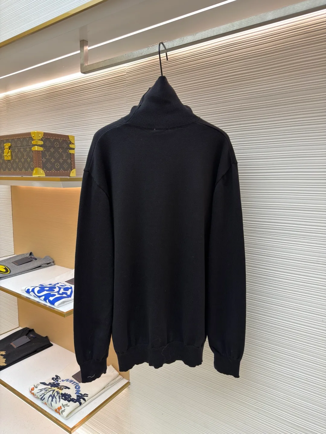 Dior little bee embroidery turtleneck bottoming sweater ●Original version: Purchased and developed by 6347 ●Item number: 1682712-A75 ●Material: cashmere fabric ●Technology: embroidered knitting ●Color: black ●Version: fitted version ●Weight: about 390 grams ●Size: S-M-L-XL ●Description: Made of 75% cashmere, 25% cotton. The upper body of this type of garment has a certain warmth-keeping effect and a soft feeling on the upper body. The embroidery uses 3D three-dimensional embroidery, and the embroidery effect is perfectly restored by imported machines. Colors and sizes are the same as the original. This CD sweater is a new take on a classic piece. Crafted from black cashmere jersey, it's uniquely embroidered with a 3D Bee logo embroidered on the front. Designed with a high collar and regular fit, it can be easily worn with tailored trousers for a stylish look. The overall wiring is straight and delicate, the fabric is comfortable and soft, and the color is consistent without color difference. It can be matched with the same style to create a fashionable look and control various occasions. Customized accessories, complete with three standards, same style for men and women!