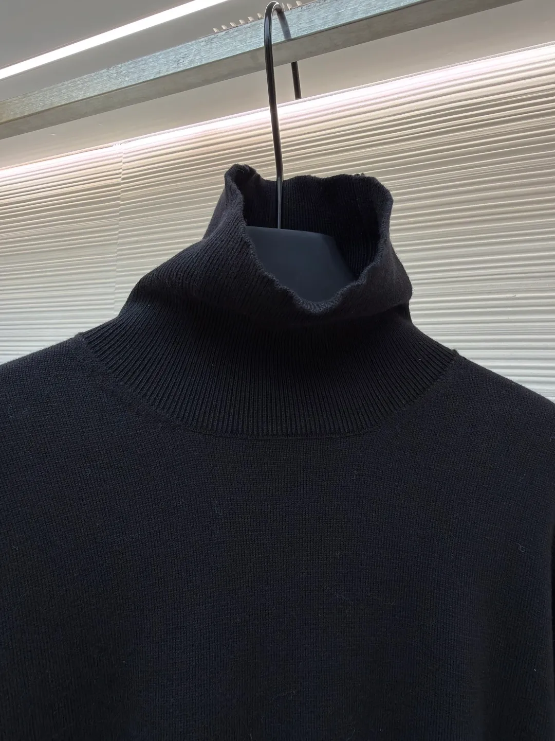 Dior little bee embroidery turtleneck bottoming sweater ●Original version: Purchased and developed by 6347 ●Item number: 1682712-A75 ●Material: cashmere fabric ●Technology: embroidered knitting ●Color: black ●Version: fitted version ●Weight: about 390 grams ●Size: S-M-L-XL ●Description: Made of 75% cashmere, 25% cotton. The upper body of this type of garment has a certain warmth-keeping effect and a soft feeling on the upper body. The embroidery uses 3D three-dimensional embroidery, and the embroidery effect is perfectly restored by imported machines. Colors and sizes are the same as the original. This CD sweater is a new take on a classic piece. Crafted from black cashmere jersey, it's uniquely embroidered with a 3D Bee logo embroidered on the front. Designed with a high collar and regular fit, it can be easily worn with tailored trousers for a stylish look. The overall wiring is straight and delicate, the fabric is comfortable and soft, and the color is consistent without color difference. It can be matched with the same style to create a fashionable look and control various occasions. Customized accessories, complete with three standards, same style for men and women!
