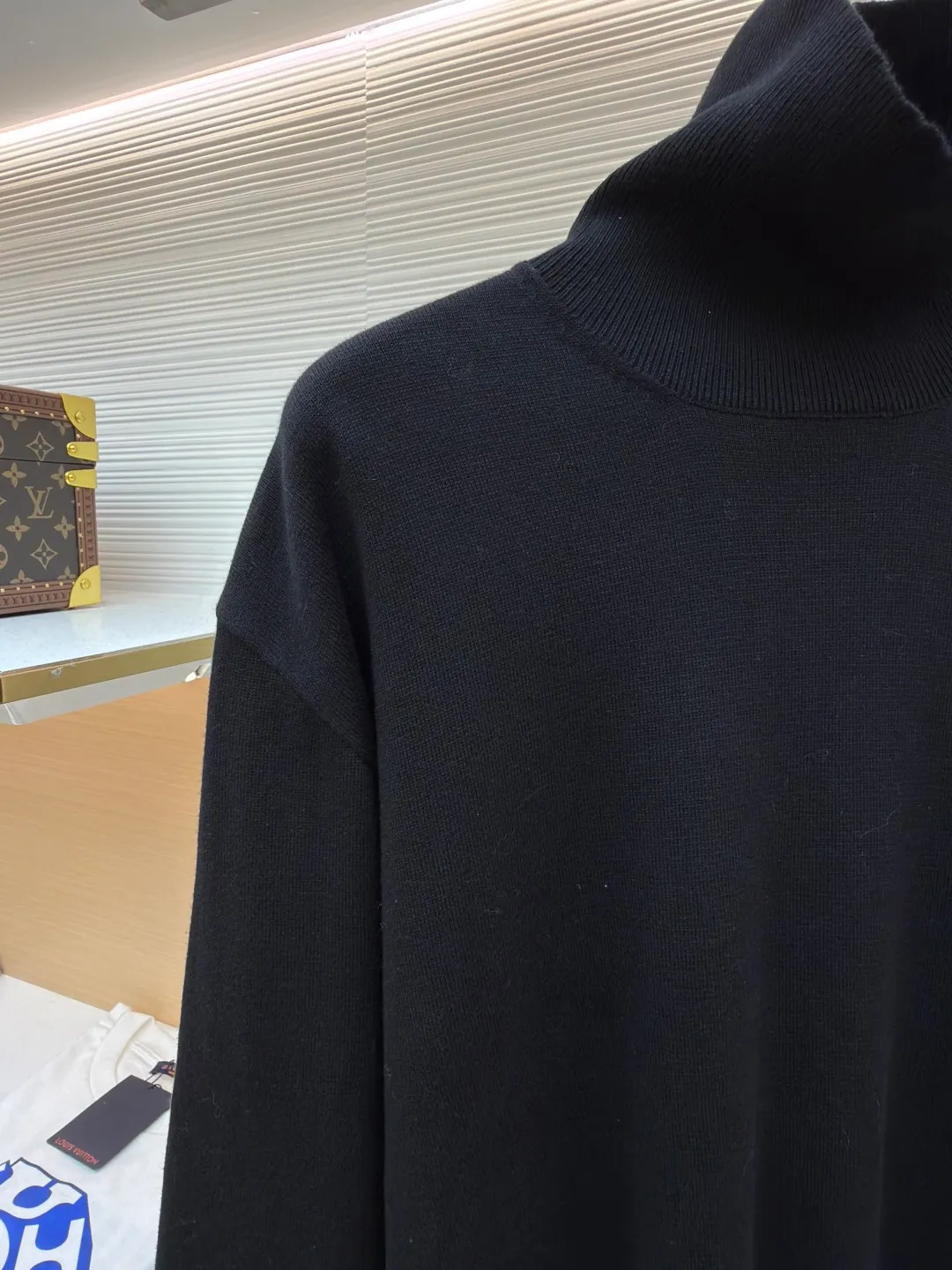 Dior little bee embroidery turtleneck bottoming sweater ●Original version: Purchased and developed by 6347 ●Item number: 1682712-A75 ●Material: cashmere fabric ●Technology: embroidered knitting ●Color: black ●Version: fitted version ●Weight: about 390 grams ●Size: S-M-L-XL ●Description: Made of 75% cashmere, 25% cotton. The upper body of this type of garment has a certain warmth-keeping effect and a soft feeling on the upper body. The embroidery uses 3D three-dimensional embroidery, and the embroidery effect is perfectly restored by imported machines. Colors and sizes are the same as the original. This CD sweater is a new take on a classic piece. Crafted from black cashmere jersey, it's uniquely embroidered with a 3D Bee logo embroidered on the front. Designed with a high collar and regular fit, it can be easily worn with tailored trousers for a stylish look. The overall wiring is straight and delicate, the fabric is comfortable and soft, and the color is consistent without color difference. It can be matched with the same style to create a fashionable look and control various occasions. Customized accessories, complete with three standards, same style for men and women!