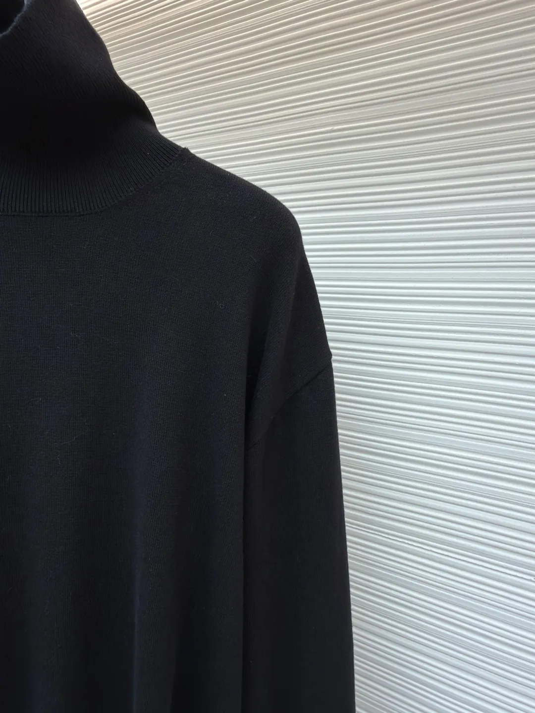 Dior little bee embroidery turtleneck bottoming sweater ●Original version: Purchased and developed by 6347 ●Item number: 1682712-A75 ●Material: cashmere fabric ●Technology: embroidered knitting ●Color: black ●Version: fitted version ●Weight: about 390 grams ●Size: S-M-L-XL ●Description: Made of 75% cashmere, 25% cotton. The upper body of this type of garment has a certain warmth-keeping effect and a soft feeling on the upper body. The embroidery uses 3D three-dimensional embroidery, and the embroidery effect is perfectly restored by imported machines. Colors and sizes are the same as the original. This CD sweater is a new take on a classic piece. Crafted from black cashmere jersey, it's uniquely embroidered with a 3D Bee logo embroidered on the front. Designed with a high collar and regular fit, it can be easily worn with tailored trousers for a stylish look. The overall wiring is straight and delicate, the fabric is comfortable and soft, and the color is consistent without color difference. It can be matched with the same style to create a fashionable look and control various occasions. Customized accessories, complete with three standards, same style for men and women!
