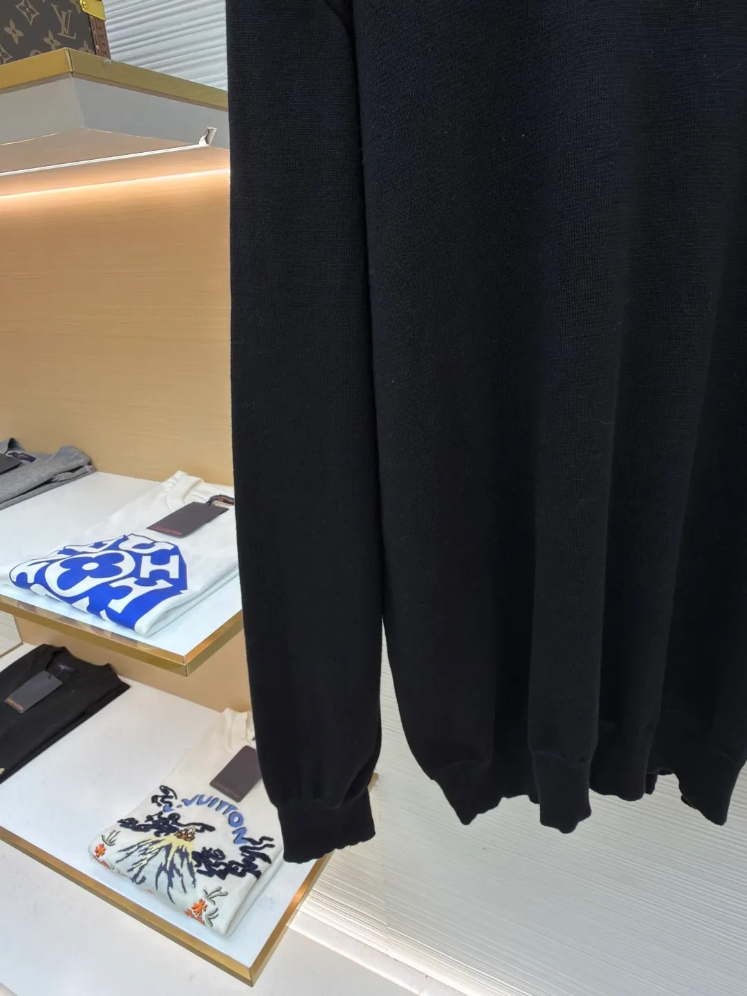 Dior little bee embroidery turtleneck bottoming sweater ●Original version: Purchased and developed by 6347 ●Item number: 1682712-A75 ●Material: cashmere fabric ●Technology: embroidered knitting ●Color: black ●Version: fitted version ●Weight: about 390 grams ●Size: S-M-L-XL ●Description: Made of 75% cashmere, 25% cotton. The upper body of this type of garment has a certain warmth-keeping effect and a soft feeling on the upper body. The embroidery uses 3D three-dimensional embroidery, and the embroidery effect is perfectly restored by imported machines. Colors and sizes are the same as the original. This CD sweater is a new take on a classic piece. Crafted from black cashmere jersey, it's uniquely embroidered with a 3D Bee logo embroidered on the front. Designed with a high collar and regular fit, it can be easily worn with tailored trousers for a stylish look. The overall wiring is straight and delicate, the fabric is comfortable and soft, and the color is consistent without color difference. It can be matched with the same style to create a fashionable look and control various occasions. Customized accessories, complete with three standards, same style for men and women!