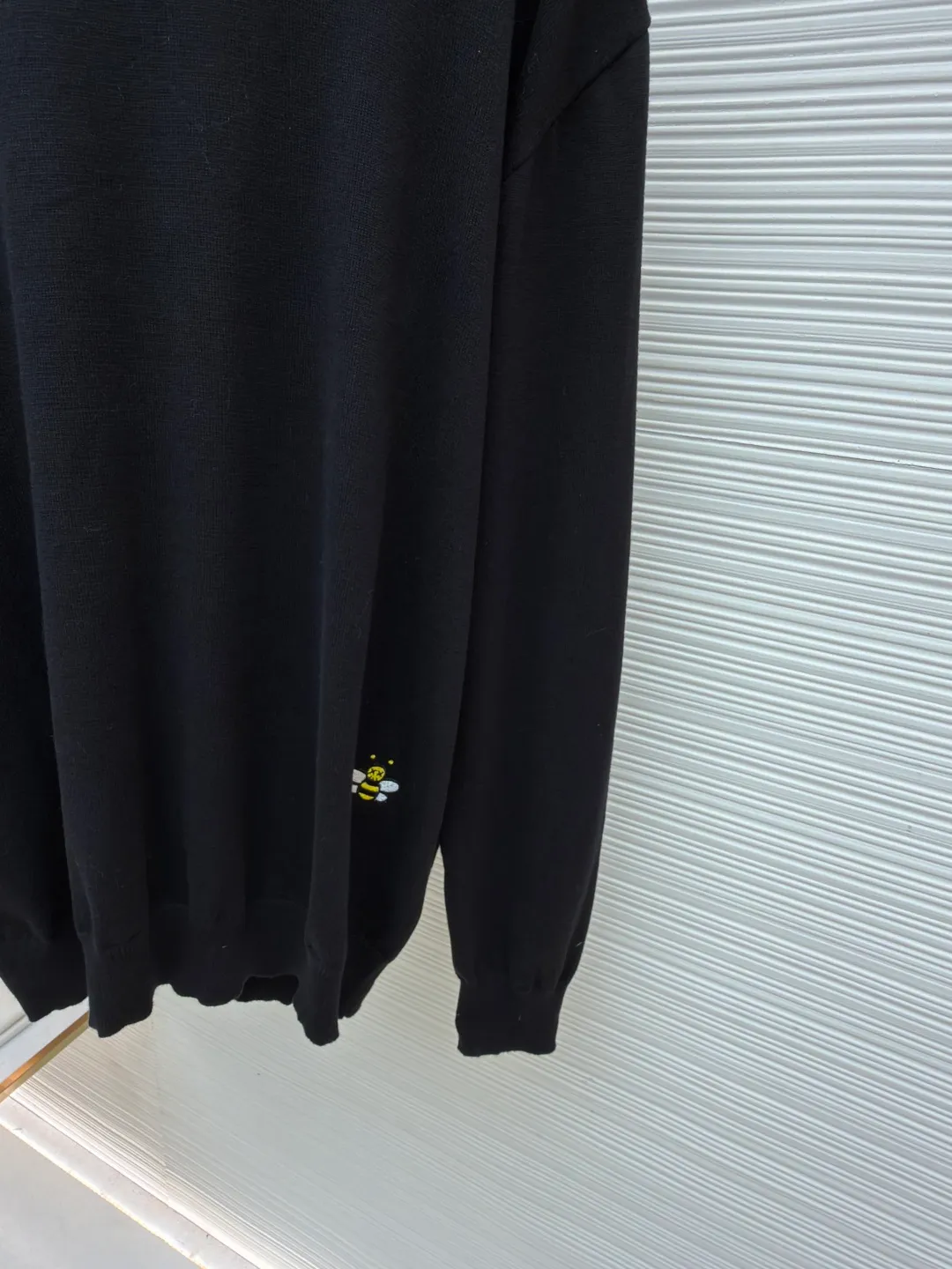 Dior little bee embroidery turtleneck bottoming sweater ●Original version: Purchased and developed by 6347 ●Item number: 1682712-A75 ●Material: cashmere fabric ●Technology: embroidered knitting ●Color: black ●Version: fitted version ●Weight: about 390 grams ●Size: S-M-L-XL ●Description: Made of 75% cashmere, 25% cotton. The upper body of this type of garment has a certain warmth-keeping effect and a soft feeling on the upper body. The embroidery uses 3D three-dimensional embroidery, and the embroidery effect is perfectly restored by imported machines. Colors and sizes are the same as the original. This CD sweater is a new take on a classic piece. Crafted from black cashmere jersey, it's uniquely embroidered with a 3D Bee logo embroidered on the front. Designed with a high collar and regular fit, it can be easily worn with tailored trousers for a stylish look. The overall wiring is straight and delicate, the fabric is comfortable and soft, and the color is consistent without color difference. It can be matched with the same style to create a fashionable look and control various occasions. Customized accessories, complete with three standards, same style for men and women!