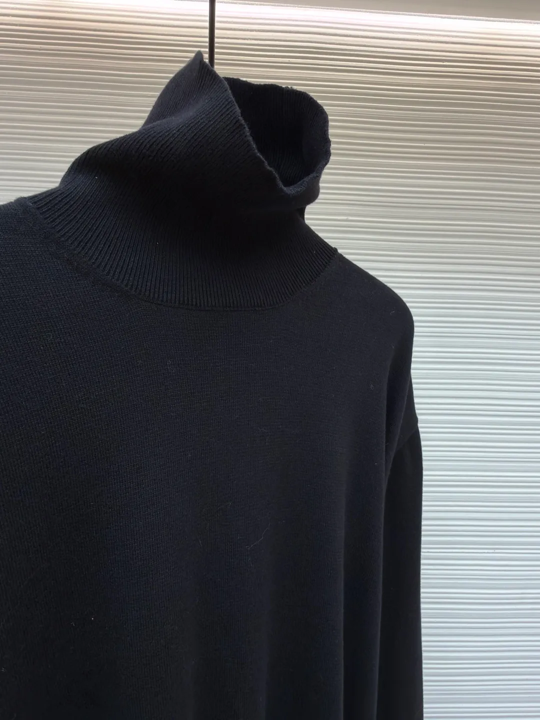 Dior little bee embroidery turtleneck bottoming sweater ●Original version: Purchased and developed by 6347 ●Item number: 1682712-A75 ●Material: cashmere fabric ●Technology: embroidered knitting ●Color: black ●Version: fitted version ●Weight: about 390 grams ●Size: S-M-L-XL ●Description: Made of 75% cashmere, 25% cotton. The upper body of this type of garment has a certain warmth-keeping effect and a soft feeling on the upper body. The embroidery uses 3D three-dimensional embroidery, and the embroidery effect is perfectly restored by imported machines. Colors and sizes are the same as the original. This CD sweater is a new take on a classic piece. Crafted from black cashmere jersey, it's uniquely embroidered with a 3D Bee logo embroidered on the front. Designed with a high collar and regular fit, it can be easily worn with tailored trousers for a stylish look. The overall wiring is straight and delicate, the fabric is comfortable and soft, and the color is consistent without color difference. It can be matched with the same style to create a fashionable look and control various occasions. Customized accessories, complete with three standards, same style for men and women!
