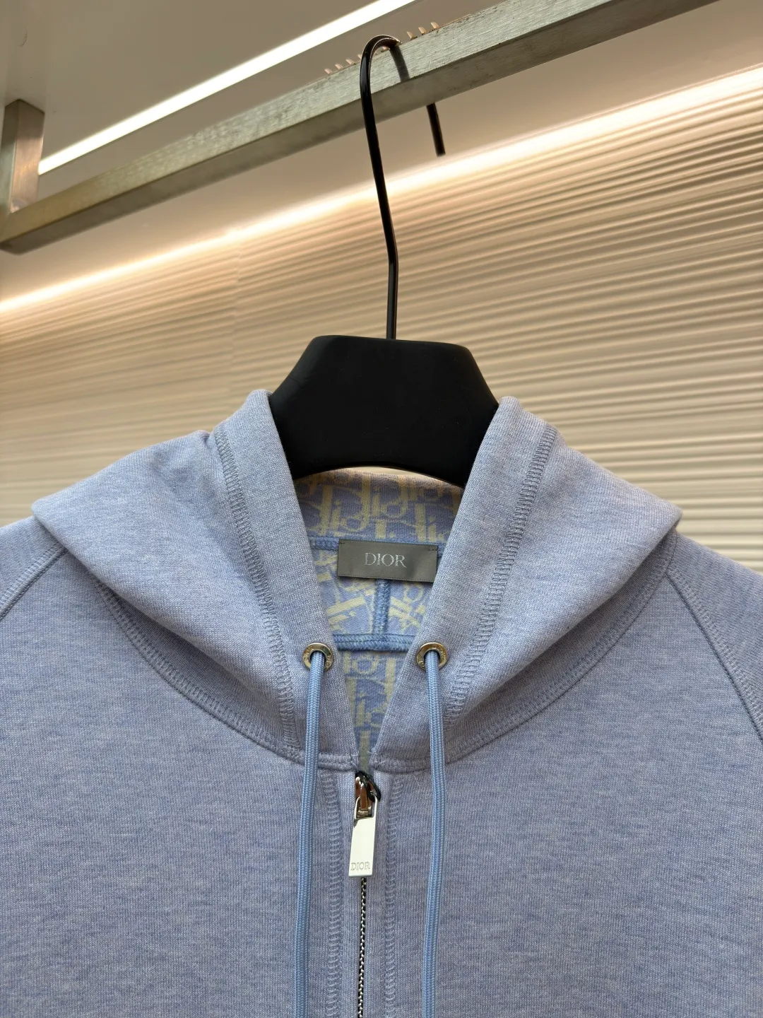 Dior presbyopic reversible wool and cashmere hooded cardigan jacket ●Item number: 1681745-C00 ●Material: wool cashmere fabric ●Technology: Jacquard texture production ●Color: blue ●Version: fitted version ●Weight: about 950 grams ●Size: S-M-L-XL ●Description: The fabric is made of cashmere fabric, containing 50% wool and pure cotton, with original hemming inside, jacquard letters, integrated design. One side has a solid color logo, and the spliced side has a classic presbyopia. It can be worn on both sides to change the style at any time. Customized imported velvet imported machine weaving, the material is conscientious and full of high-end texture. It is comfortable to wear and skin-friendly. It is made by a large factory and has perfect details and texture. The fabric is made of imported cashmere yarn. New product for early autumn! Hot style return! New version of dropped shoulder design High-grade navy blue presbyopic logo zipper cashmere jacket. Reversible. The letter jacquard texture on the back is luxurious and handsome. The hooded design is fashionable and advanced. The classic version does not make people look slimmer. Highly recommended! The overall wiring is straight and delicate, the fabric is comfortable and soft, and the color is consistent without color difference. It can be matched with the same style to create a fashionable look and control various occasions. Customized accessories, complete with three standards, same style for men and women!