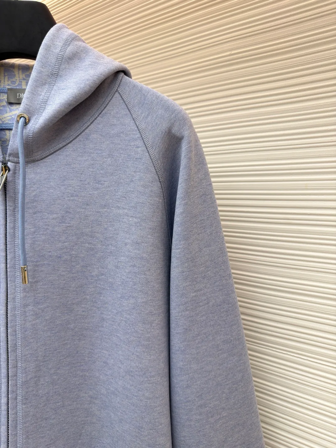 Dior presbyopic reversible wool and cashmere hooded cardigan jacket ●Item number: 1681745-C00 ●Material: wool cashmere fabric ●Technology: Jacquard texture production ●Color: blue ●Version: fitted version ●Weight: about 950 grams ●Size: S-M-L-XL ●Description: The fabric is made of cashmere fabric, containing 50% wool and pure cotton, with original hemming inside, jacquard letters, integrated design. One side has a solid color logo, and the spliced side has a classic presbyopia. It can be worn on both sides to change the style at any time. Customized imported velvet imported machine weaving, the material is conscientious and full of high-end texture. It is comfortable to wear and skin-friendly. It is made by a large factory and has perfect details and texture. The fabric is made of imported cashmere yarn. New product for early autumn! Hot style return! New version of dropped shoulder design High-grade navy blue presbyopic logo zipper cashmere jacket. Reversible. The letter jacquard texture on the back is luxurious and handsome. The hooded design is fashionable and advanced. The classic version does not make people look slimmer. Highly recommended! The overall wiring is straight and delicate, the fabric is comfortable and soft, and the color is consistent without color difference. It can be matched with the same style to create a fashionable look and control various occasions. Customized accessories, complete with three standards, same style for men and women!