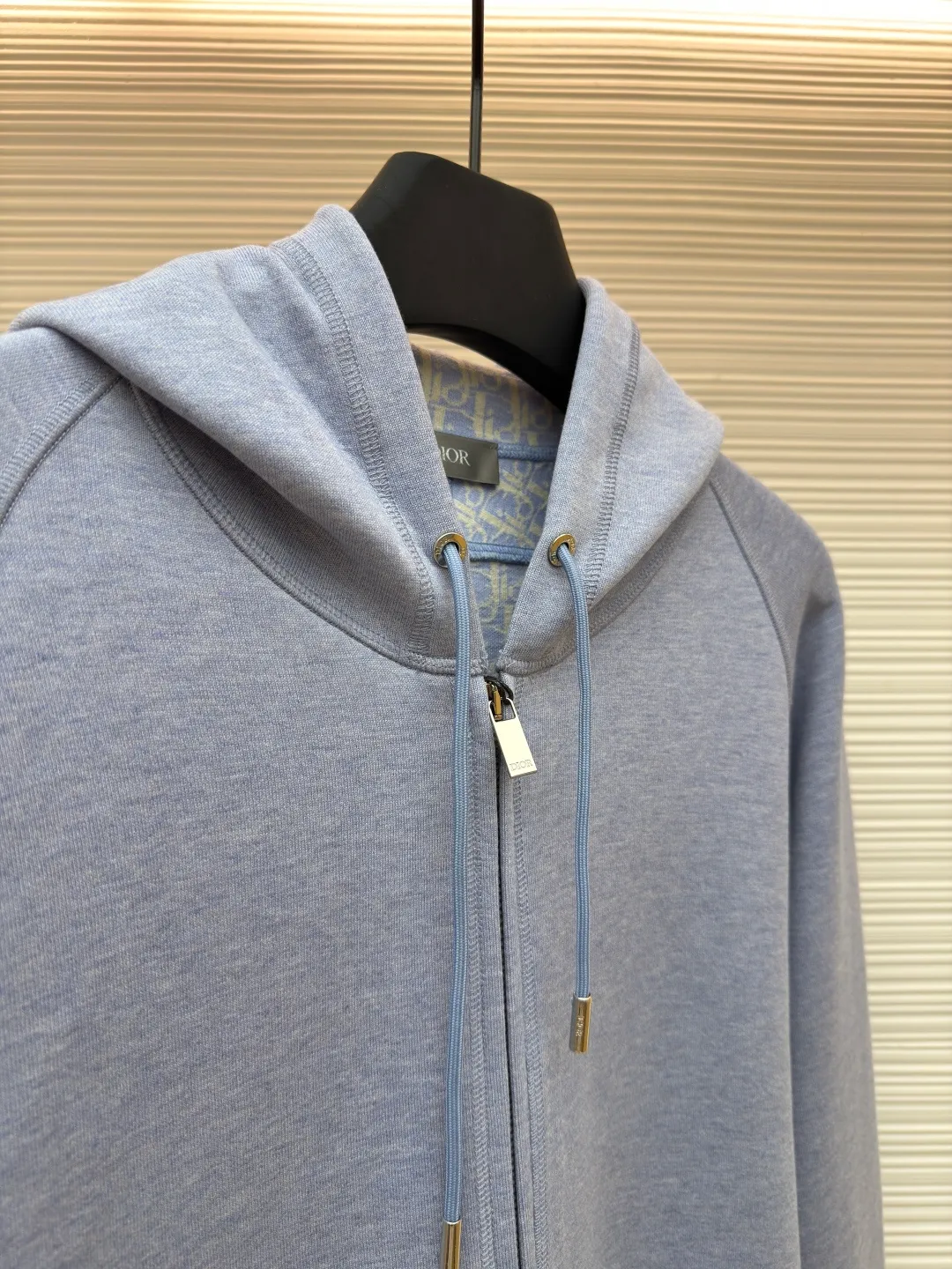 Dior presbyopic reversible wool and cashmere hooded cardigan jacket ●Item number: 1681745-C00 ●Material: wool cashmere fabric ●Technology: Jacquard texture production ●Color: blue ●Version: fitted version ●Weight: about 950 grams ●Size: S-M-L-XL ●Description: The fabric is made of cashmere fabric, containing 50% wool and pure cotton, with original hemming inside, jacquard letters, integrated design. One side has a solid color logo, and the spliced side has a classic presbyopia. It can be worn on both sides to change the style at any time. Customized imported velvet imported machine weaving, the material is conscientious and full of high-end texture. It is comfortable to wear and skin-friendly. It is made by a large factory and has perfect details and texture. The fabric is made of imported cashmere yarn. New product for early autumn! Hot style return! New version of dropped shoulder design High-grade navy blue presbyopic logo zipper cashmere jacket. Reversible. The letter jacquard texture on the back is luxurious and handsome. The hooded design is fashionable and advanced. The classic version does not make people look slimmer. Highly recommended! The overall wiring is straight and delicate, the fabric is comfortable and soft, and the color is consistent without color difference. It can be matched with the same style to create a fashionable look and control various occasions. Customized accessories, complete with three standards, same style for men and women!
