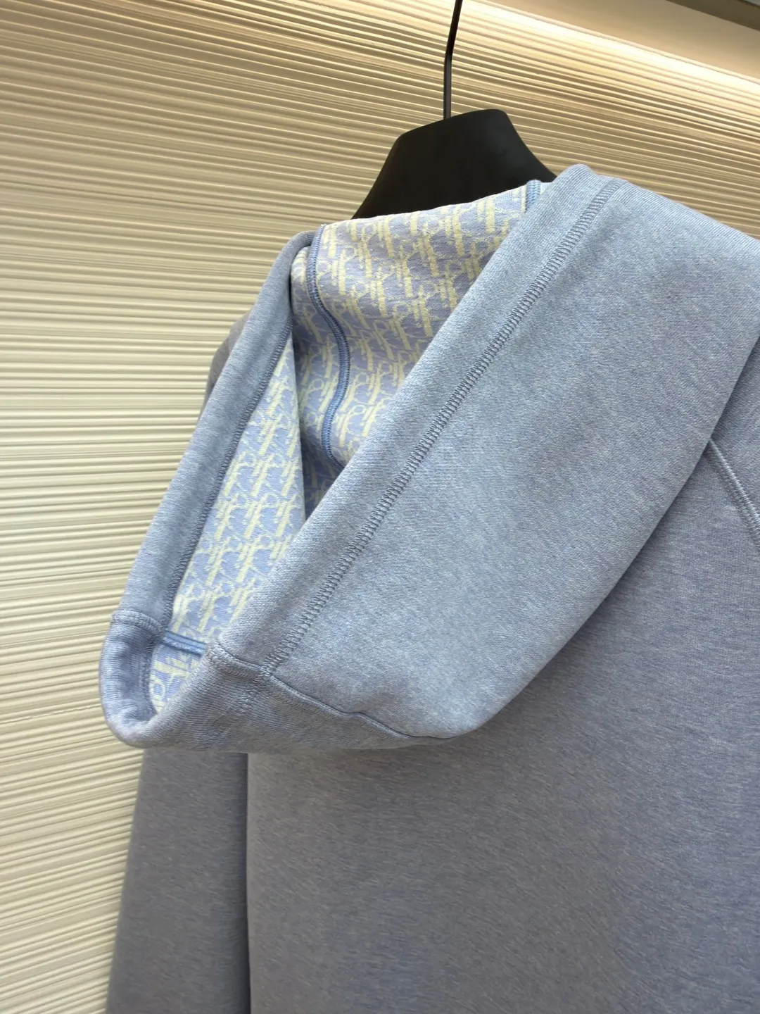 Dior presbyopic reversible wool and cashmere hooded cardigan jacket ●Item number: 1681745-C00 ●Material: wool cashmere fabric ●Technology: Jacquard texture production ●Color: blue ●Version: fitted version ●Weight: about 950 grams ●Size: S-M-L-XL ●Description: The fabric is made of cashmere fabric, containing 50% wool and pure cotton, with original hemming inside, jacquard letters, integrated design. One side has a solid color logo, and the spliced side has a classic presbyopia. It can be worn on both sides to change the style at any time. Customized imported velvet imported machine weaving, the material is conscientious and full of high-end texture. It is comfortable to wear and skin-friendly. It is made by a large factory and has perfect details and texture. The fabric is made of imported cashmere yarn. New product for early autumn! Hot style return! New version of dropped shoulder design High-grade navy blue presbyopic logo zipper cashmere jacket. Reversible. The letter jacquard texture on the back is luxurious and handsome. The hooded design is fashionable and advanced. The classic version does not make people look slimmer. Highly recommended! The overall wiring is straight and delicate, the fabric is comfortable and soft, and the color is consistent without color difference. It can be matched with the same style to create a fashionable look and control various occasions. Customized accessories, complete with three standards, same style for men and women!