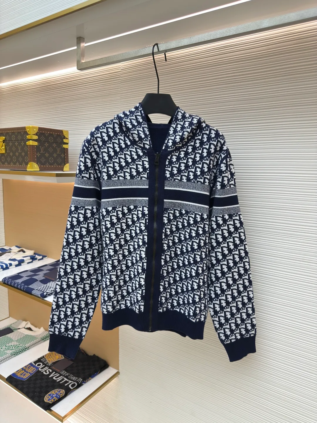 DIOR double-sided cashmere zipper jacket ●Item number: 1680433-B50 ●Fabric: cashmere fabric ●Technology: knitting ●Version: fitted version ●Weight: about 945 grams ●Size: S-M-L-XL-XXL ●Description: Made of high-weight cashmere, warm, soft and comfortable! Reversible knit sweater with navy blue on one side and signature Oblique print on the other for a classic reversible look. The double-sided zipper with custom molding can be matched at will and the classic is reproduced. The overall wiring is straight and delicate, the fabric is comfortable and soft, and the color is consistent without color difference. It can be matched with the same style to create a fashionable look and control various occasions. Customized accessories, complete with three standards, same style for men and women!