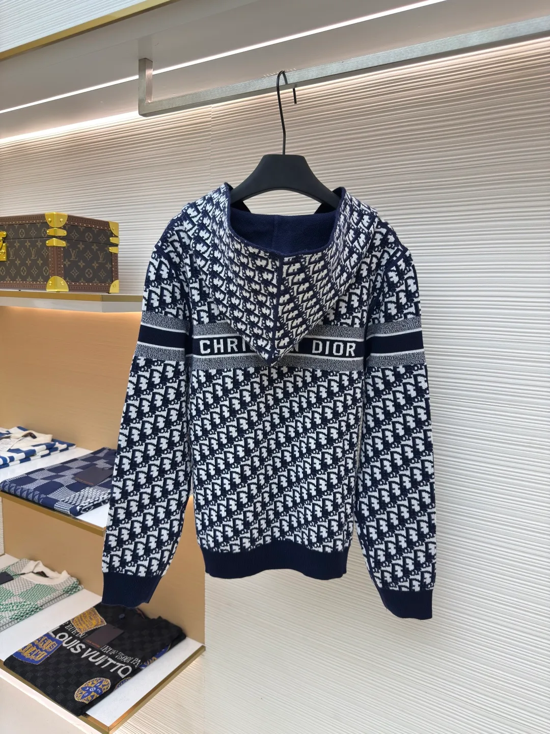 DIOR double-sided cashmere zipper jacket ●Item number: 1680433-B50 ●Fabric: cashmere fabric ●Technology: knitting ●Version: fitted version ●Weight: about 945 grams ●Size: S-M-L-XL-XXL ●Description: Made of high-weight cashmere, warm, soft and comfortable! Reversible knit sweater with navy blue on one side and signature Oblique print on the other for a classic reversible look. The double-sided zipper with custom molding can be matched at will and the classic is reproduced. The overall wiring is straight and delicate, the fabric is comfortable and soft, and the color is consistent without color difference. It can be matched with the same style to create a fashionable look and control various occasions. Customized accessories, complete with three standards, same style for men and women!