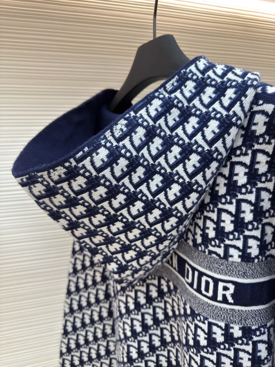 DIOR double-sided cashmere zipper jacket ●Item number: 1680433-B50 ●Fabric: cashmere fabric ●Technology: knitting ●Version: fitted version ●Weight: about 945 grams ●Size: S-M-L-XL-XXL ●Description: Made of high-weight cashmere, warm, soft and comfortable! Reversible knit sweater with navy blue on one side and signature Oblique print on the other for a classic reversible look. The double-sided zipper with custom molding can be matched at will and the classic is reproduced. The overall wiring is straight and delicate, the fabric is comfortable and soft, and the color is consistent without color difference. It can be matched with the same style to create a fashionable look and control various occasions. Customized accessories, complete with three standards, same style for men and women!
