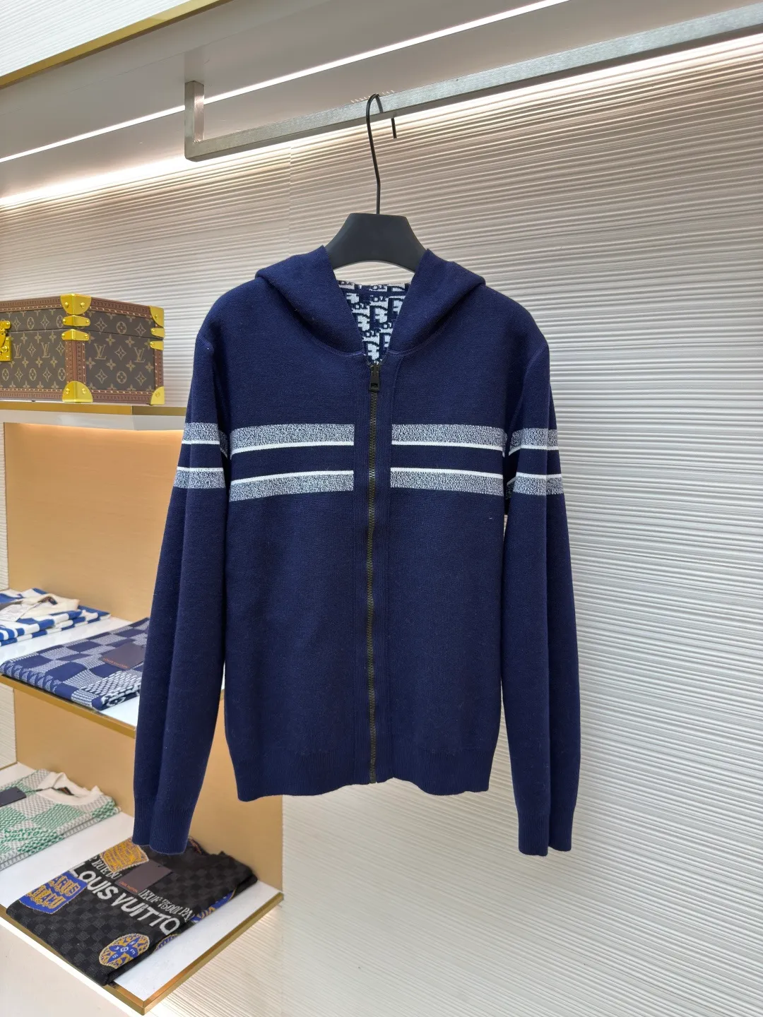 DIOR double-sided cashmere zipper jacket ●Item number: 1680433-B50 ●Fabric: cashmere fabric ●Technology: knitting ●Version: fitted version ●Weight: about 945 grams ●Size: S-M-L-XL-XXL ●Description: Made of high-weight cashmere, warm, soft and comfortable! Reversible knit sweater with navy blue on one side and signature Oblique print on the other for a classic reversible look. The double-sided zipper with custom molding can be matched at will and the classic is reproduced. The overall wiring is straight and delicate, the fabric is comfortable and soft, and the color is consistent without color difference. It can be matched with the same style to create a fashionable look and control various occasions. Customized accessories, complete with three standards, same style for men and women!