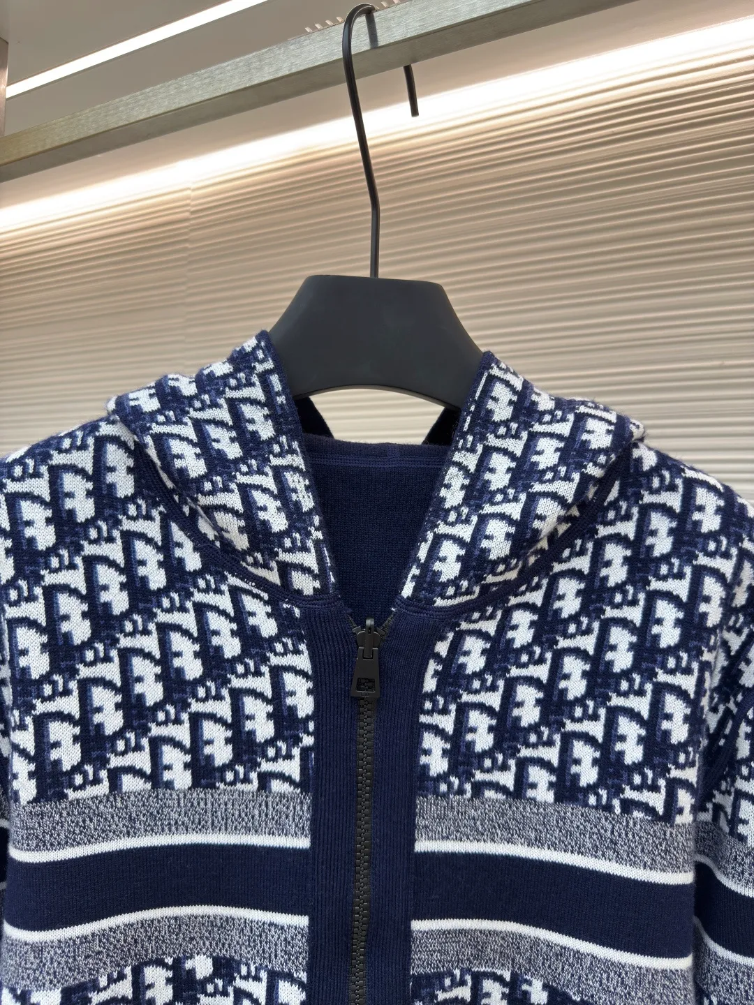 DIOR double-sided cashmere zipper jacket ●Item number: 1680433-B50 ●Fabric: cashmere fabric ●Technology: knitting ●Version: fitted version ●Weight: about 945 grams ●Size: S-M-L-XL-XXL ●Description: Made of high-weight cashmere, warm, soft and comfortable! Reversible knit sweater with navy blue on one side and signature Oblique print on the other for a classic reversible look. The double-sided zipper with custom molding can be matched at will and the classic is reproduced. The overall wiring is straight and delicate, the fabric is comfortable and soft, and the color is consistent without color difference. It can be matched with the same style to create a fashionable look and control various occasions. Customized accessories, complete with three standards, same style for men and women!