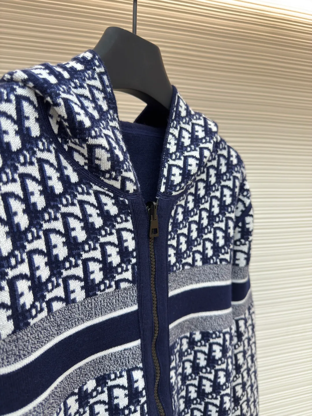 DIOR double-sided cashmere zipper jacket ●Item number: 1680433-B50 ●Fabric: cashmere fabric ●Technology: knitting ●Version: fitted version ●Weight: about 945 grams ●Size: S-M-L-XL-XXL ●Description: Made of high-weight cashmere, warm, soft and comfortable! Reversible knit sweater with navy blue on one side and signature Oblique print on the other for a classic reversible look. The double-sided zipper with custom molding can be matched at will and the classic is reproduced. The overall wiring is straight and delicate, the fabric is comfortable and soft, and the color is consistent without color difference. It can be matched with the same style to create a fashionable look and control various occasions. Customized accessories, complete with three standards, same style for men and women!