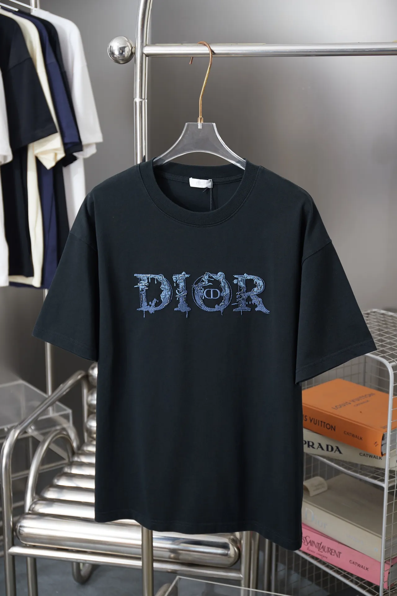 🅿️200 D＊or CD 25SS early spring new style joint series embroidered logo short sleeves light luxury essential item for daily commuting for men and women correct version welcome to compare detailed features · 320g 100% pure cotton double yarn jersey fabric · Custom dyed in the same cylinder, special thickened 32 count double-strand 1X1 thread. Imported Tajima machine embroidery letter beads logo embroidery · Double-needle sewing and cross-seam technology · Original main mark, washed tag, brand moisture-proof paper packaging Color: white/black/blue Size: S/M/L/XL