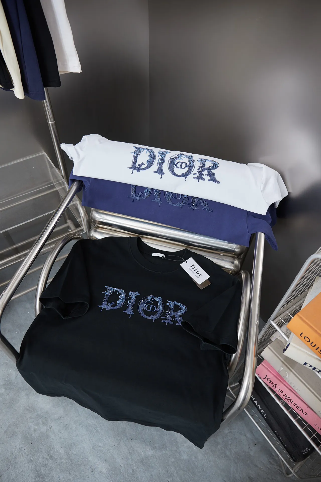 🅿️200 D＊or CD 25SS early spring new style joint series embroidered logo short sleeves light luxury essential item for daily commuting for men and women correct version welcome to compare detailed features · 320g 100% pure cotton double yarn jersey fabric · Custom dyed in the same cylinder, special thickened 32 count double-strand 1X1 thread. Imported Tajima machine embroidery letter beads logo embroidery · Double-needle sewing and cross-seam technology · Original main mark, washed tag, brand moisture-proof paper packaging Color: white/black/blue Size: S/M/L/XL