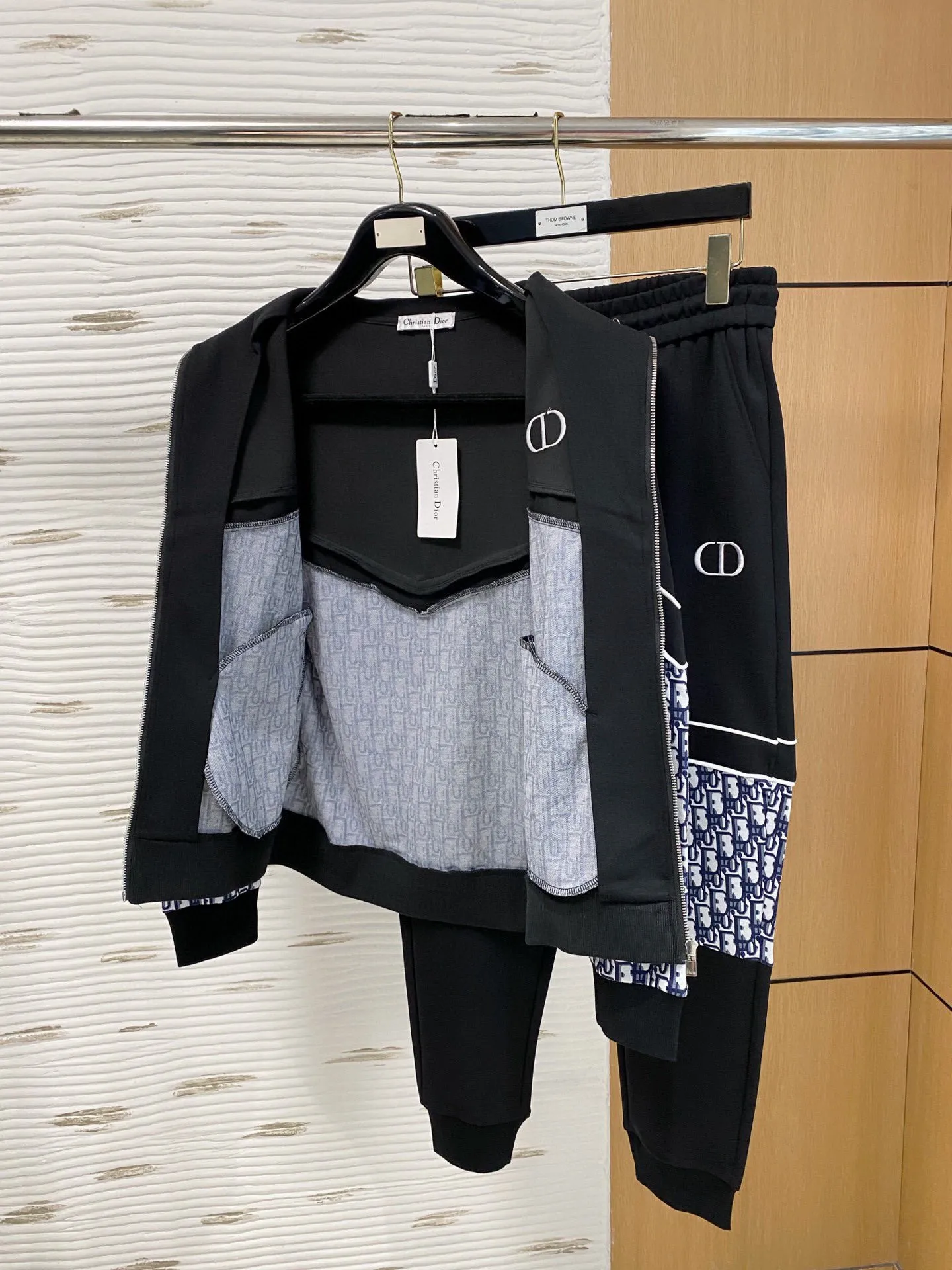 🅿️720 [DIOR Dior] Hot-selling suit is coming. Focus on the original version of the official website. 2025 new hot-selling cardigan and sweatshirt suit. The original order is the best 🇭🇰. It is the meticulous work of top designers for a fitting and perfect upper body effect. All-natural high-quality Tencel Roman cotton 100%, close-fitting comfort, noble and elegant! Original hardware embodies elegance and nobility! Counter size: M-3XL (maximum wear up to 190 pounds)