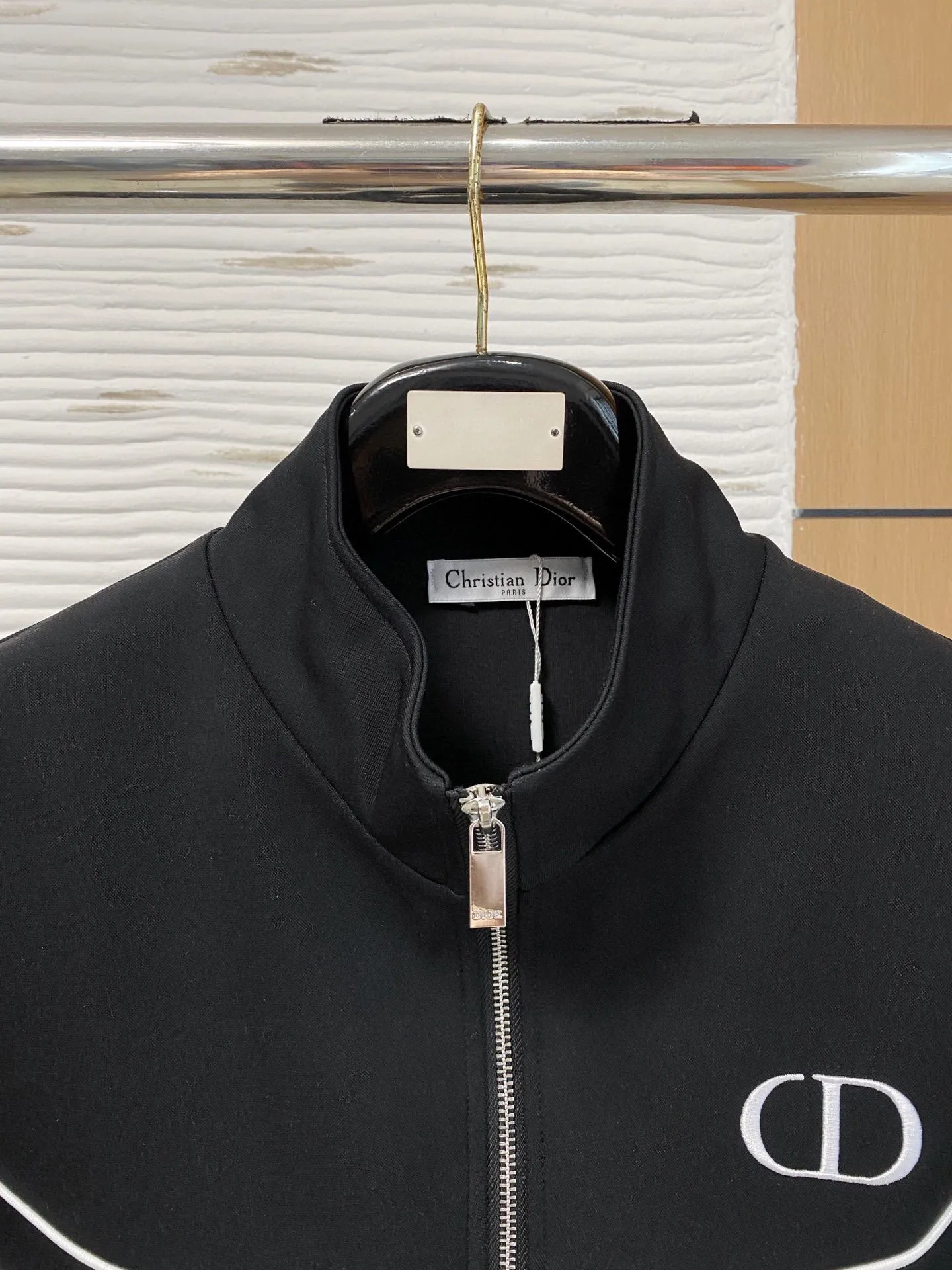 🅿️720 [DIOR Dior] Hot-selling suit is coming. Focus on the original version of the official website. 2025 new hot-selling cardigan and sweatshirt suit. The original order is the best 🇭🇰. It is the meticulous work of top designers for a fitting and perfect upper body effect. All-natural high-quality Tencel Roman cotton 100%, close-fitting comfort, noble and elegant! Original hardware embodies elegance and nobility! Counter size: M-3XL (maximum wear up to 190 pounds)