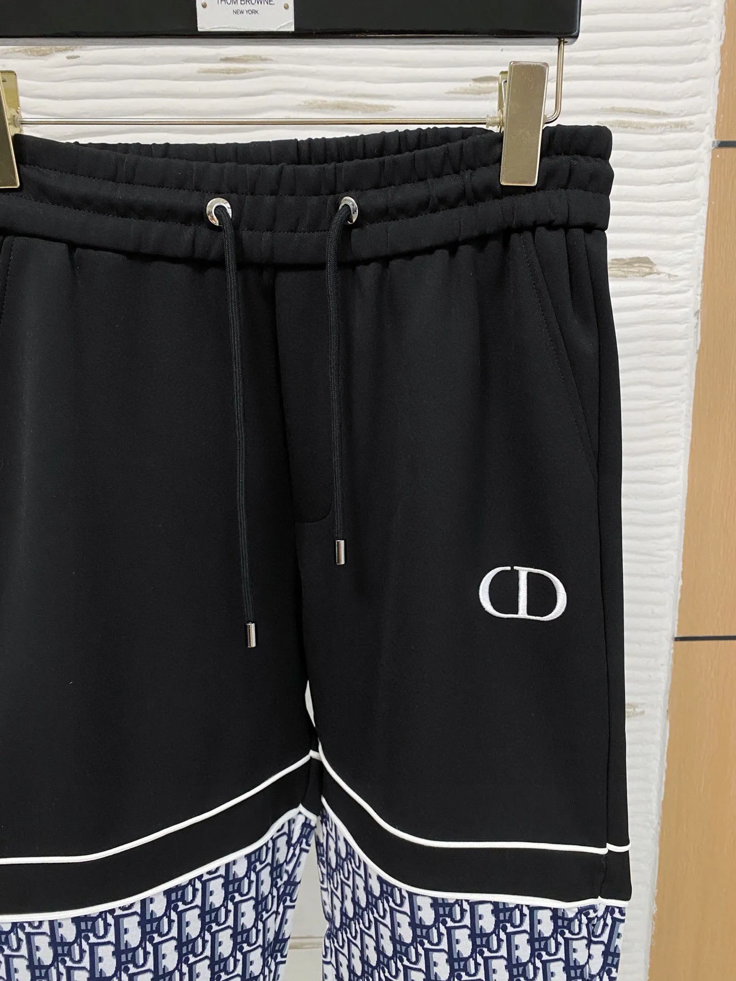 🅿️720 [DIOR Dior] Hot-selling suit is coming. Focus on the original version of the official website. 2025 new hot-selling cardigan and sweatshirt suit. The original order is the best 🇭🇰. It is the meticulous work of top designers for a fitting and perfect upper body effect. All-natural high-quality Tencel Roman cotton 100%, close-fitting comfort, noble and elegant! Original hardware embodies elegance and nobility! Counter size: M-3XL (maximum wear up to 190 pounds)