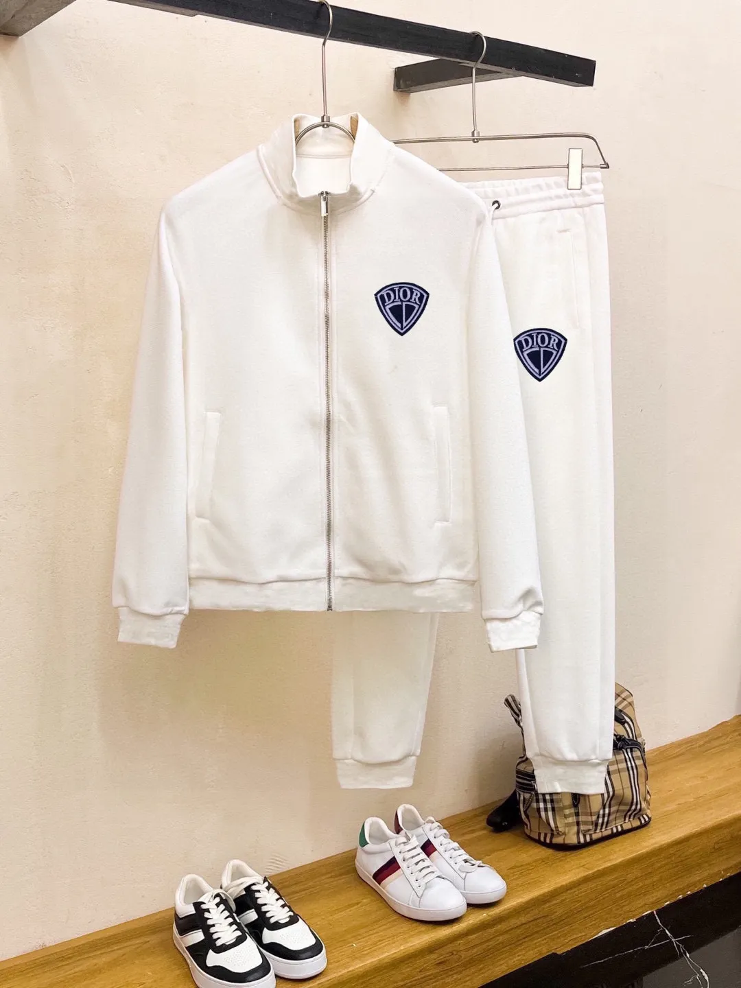 🅿️420 [DIOR Dior] (Fat Man Gospel) hot-selling suit is coming. Focus on the original version of the official website. 2025 new hot-selling cardigan sweater suit. The original order is the best product. 🇭🇰The meticulous work of top designers is dedicated to a fitting and perfect upper body effect. All-natural high-quality Roman cotton 100%, close-fitting comfort, noble and elegant! Original hardware embodies elegance and nobility! Counter size: M-5XL (maximum wear up to 220 pounds)