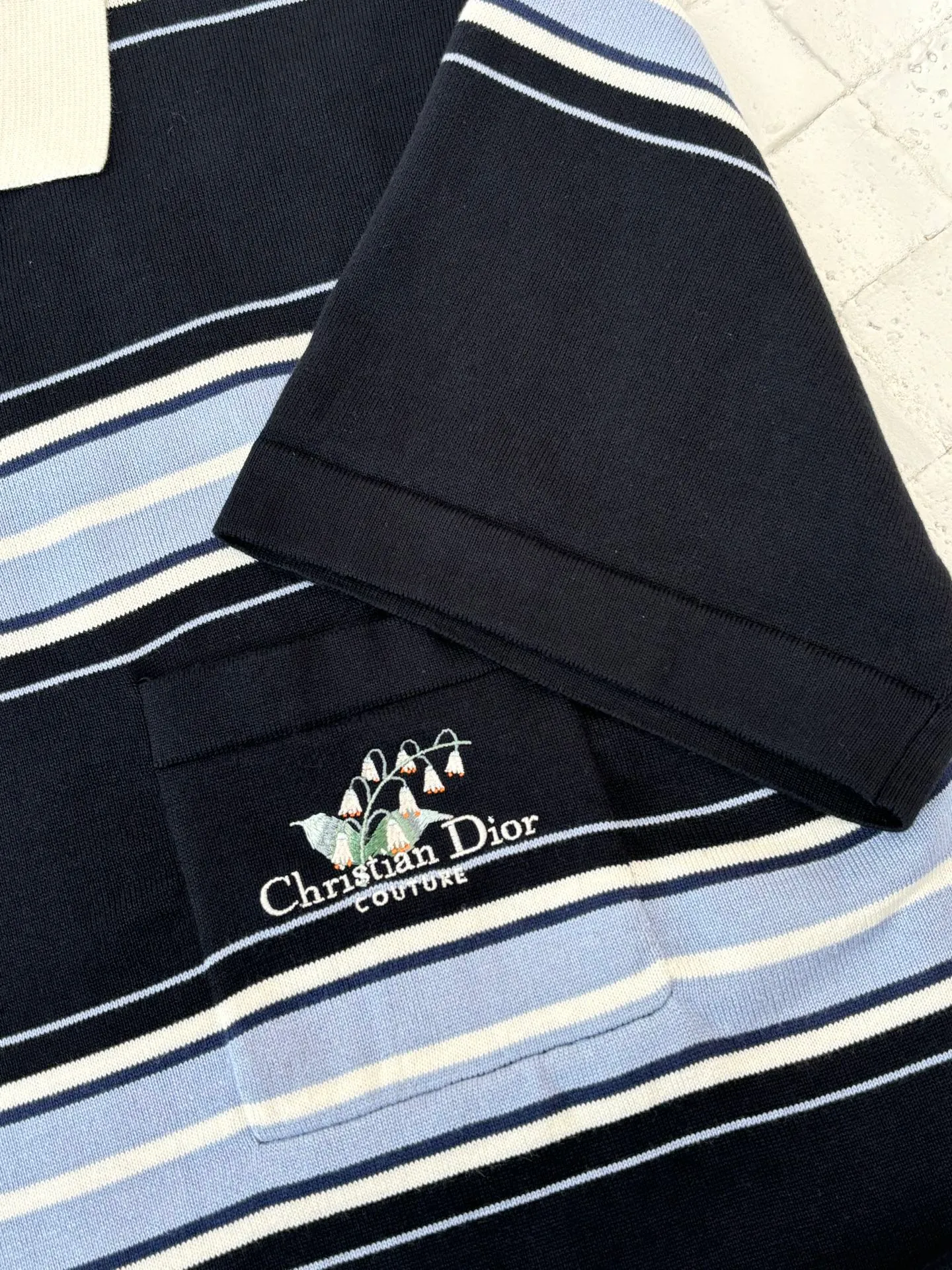 🅿️550 Dio*/Dior embroidered lily-of-the-valley lapel striped knitted short-sleeved YB purchase and printing, made of customized imported wool knitted material, the fabric is soft and comfortable, skin-friendly and breathable. The chest pocket is decorated with exquisite lily-of-the-valley flower embroidery, brand logo and slogan, and cuff stripe design. It can be matched with many types of clothing to create a fashionable look. Customized accessories, complete with three labels, same style for men and women!  Size：S/M/L/XL