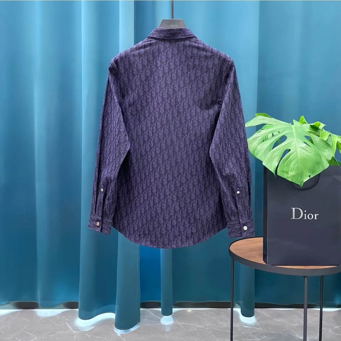 🅿️280 Dior➡️Dior navy blue dark pattern presbyopia letter jacquard logo denim shirt jacket, same style for men and women, lazy style couple style long-sleeved shirt jacket! A style that looks great when worn alone! The color is really bright! Cotton denim, customized high-quality hardware, the whole piece of clothing is hand-cut with positioning flowers and restored flowers. The collar is composited with hot-melt adhesive hard lining to increase stiffness, and the upper body has excellent drape effect. It is packaged with original main mark and washed tag. , a hot new style of presbyopic shirt, exquisite craftsmanship, loose fit, the same style for men and women, the best and versatile style of the year, it is very high-end to wear alone, layered, as an inner layer or a jacket, casually wear a pair of sweatpants and jeans, it is fashionable, wearing a shirt is perfect for taking pictures, hurry up! Size: S-3XL