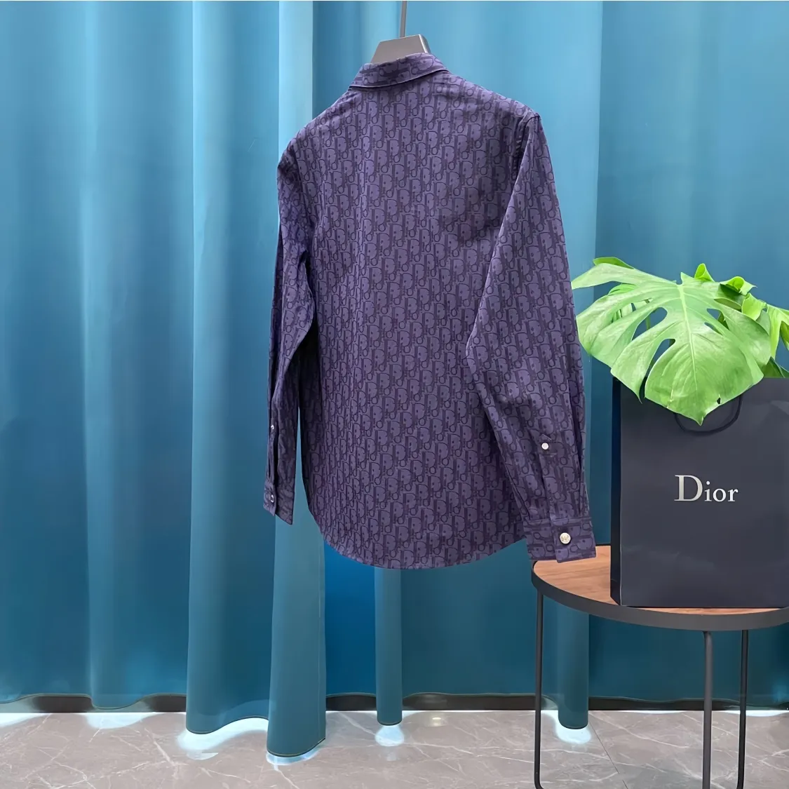 🅿️280 Dior➡️Dior navy blue dark pattern presbyopia letter jacquard logo denim shirt jacket, same style for men and women, lazy style couple style long-sleeved shirt jacket! A style that looks great when worn alone! The color is really bright! Cotton denim, customized high-quality hardware, the whole piece of clothing is hand-cut with positioning flowers and restored flowers. The collar is composited with hot-melt adhesive hard lining to increase stiffness, and the upper body has excellent drape effect. It is packaged with original main mark and washed tag. , a hot new style of presbyopic shirt, exquisite craftsmanship, loose fit, the same style for men and women, the best and versatile style of the year, it is very high-end to wear alone, layered, as an inner layer or a jacket, casually wear a pair of sweatpants and jeans, it is fashionable, wearing a shirt is perfect for taking pictures, hurry up! Size: S-3XL