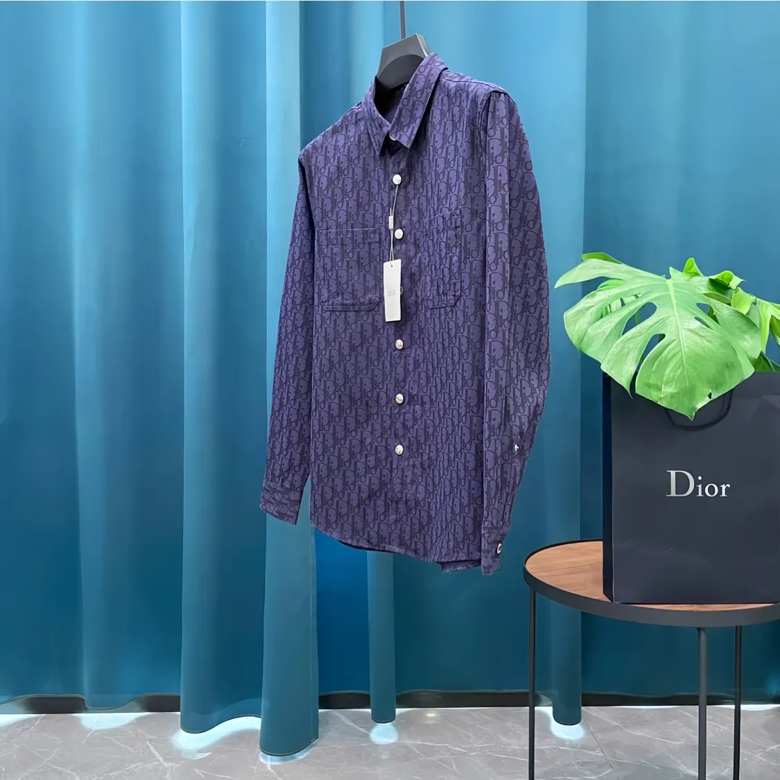 🅿️280 Dior➡️Dior navy blue dark pattern presbyopia letter jacquard logo denim shirt jacket, same style for men and women, lazy style couple style long-sleeved shirt jacket! A style that looks great when worn alone! The color is really bright! Cotton denim, customized high-quality hardware, the whole piece of clothing is hand-cut with positioning flowers and restored flowers. The collar is composited with hot-melt adhesive hard lining to increase stiffness, and the upper body has excellent drape effect. It is packaged with original main mark and washed tag. , a hot new style of presbyopic shirt, exquisite craftsmanship, loose fit, the same style for men and women, the best and versatile style of the year, it is very high-end to wear alone, layered, as an inner layer or a jacket, casually wear a pair of sweatpants and jeans, it is fashionable, wearing a shirt is perfect for taking pictures, hurry up! Size: S-3XL