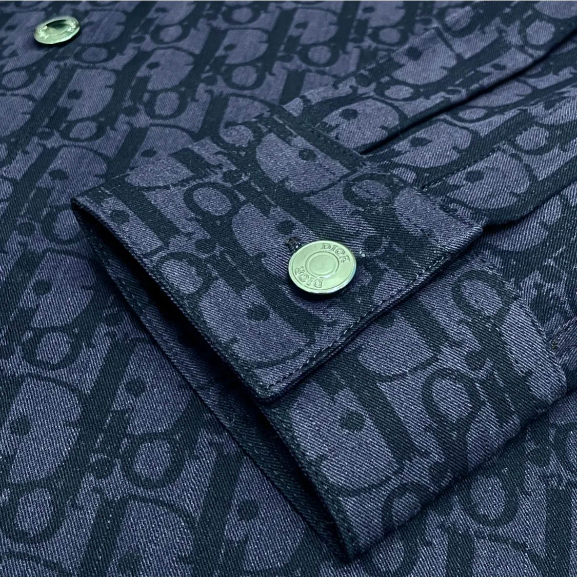 🅿️280 Dior➡️Dior navy blue dark pattern presbyopia letter jacquard logo denim shirt jacket, same style for men and women, lazy style couple style long-sleeved shirt jacket! A style that looks great when worn alone! The color is really bright! Cotton denim, customized high-quality hardware, the whole piece of clothing is hand-cut with positioning flowers and restored flowers. The collar is composited with hot-melt adhesive hard lining to increase stiffness, and the upper body has excellent drape effect. It is packaged with original main mark and washed tag. , a hot new style of presbyopic shirt, exquisite craftsmanship, loose fit, the same style for men and women, the best and versatile style of the year, it is very high-end to wear alone, layered, as an inner layer or a jacket, casually wear a pair of sweatpants and jeans, it is fashionable, wearing a shirt is perfect for taking pictures, hurry up! Size: S-3XL