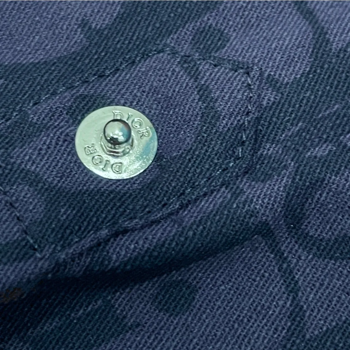 🅿️280 Dior➡️Dior navy blue dark pattern presbyopia letter jacquard logo denim shirt jacket, same style for men and women, lazy style couple style long-sleeved shirt jacket! A style that looks great when worn alone! The color is really bright! Cotton denim, customized high-quality hardware, the whole piece of clothing is hand-cut with positioning flowers and restored flowers. The collar is composited with hot-melt adhesive hard lining to increase stiffness, and the upper body has excellent drape effect. It is packaged with original main mark and washed tag. , a hot new style of presbyopic shirt, exquisite craftsmanship, loose fit, the same style for men and women, the best and versatile style of the year, it is very high-end to wear alone, layered, as an inner layer or a jacket, casually wear a pair of sweatpants and jeans, it is fashionable, wearing a shirt is perfect for taking pictures, hurry up! Size: S-3XL