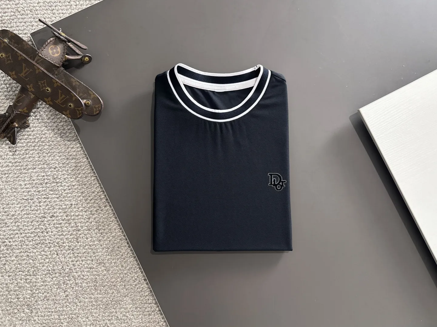 🅿️330 shipped the next day. High version of DIOR/Dior 25ss spring and summer new high-end T-shirt. Made with machines imported from Italy. It is truly the most luxurious and high-quality model that you can wear with your eyes closed. It is combed and heavyweight. The high-strength and high-weight fabric feels substantial when weighed. The upper body is more textured than ordinary T-shirts and is not easy to deform. This texture can cope with the weather. It absorbs sweat and is breathable, suitable for both hot and cold! Perfectly produced with reference to the original stitch and stitch! The loose fit design is super noble. Custom-woven signature ribbed collar, cuffs, and hem. Really rare and rare goods Size: M-XXXL