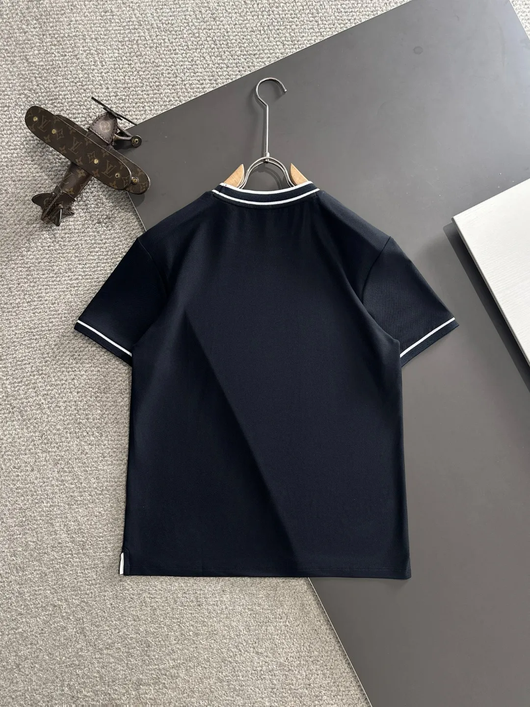 🅿️330 shipped the next day. High version of DIOR/Dior 25ss spring and summer new high-end T-shirt. Made with machines imported from Italy. It is truly the most luxurious and high-quality model that you can wear with your eyes closed. It is combed and heavyweight. The high-strength and high-weight fabric feels substantial when weighed. The upper body is more textured than ordinary T-shirts and is not easy to deform. This texture can cope with the weather. It absorbs sweat and is breathable, suitable for both hot and cold! Perfectly produced with reference to the original stitch and stitch! The loose fit design is super noble. Custom-woven signature ribbed collar, cuffs, and hem. Really rare and rare goods Size: M-XXXL