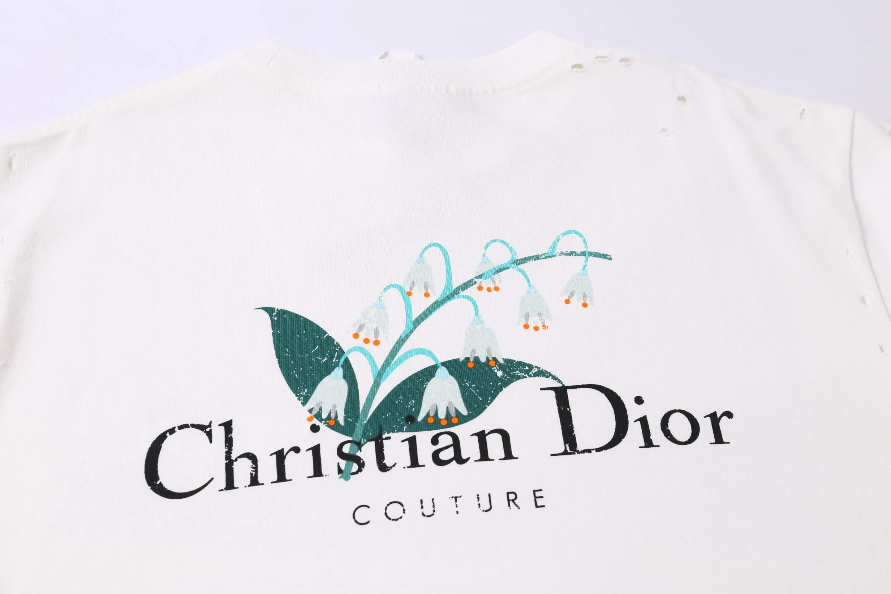 🅿️200 High-quality new CD 25SS early spring new joint series letter Lily of the Valley logo worn short sleeves light luxury essential item for daily commuting for men and women Correct version welcome to compare Detailed features ·320g 100% cotton double yarn jersey fabric ·Custom-dyed in the same vat, 32 pieces of special thickened double-strand 1X1 thread ·Manual hand-printed screen printing lily of the valley letter logo pattern, whole body cut, cuffs edging process, double-needle stitching and cross-stitching process ·Original main mark washed, size xs-l