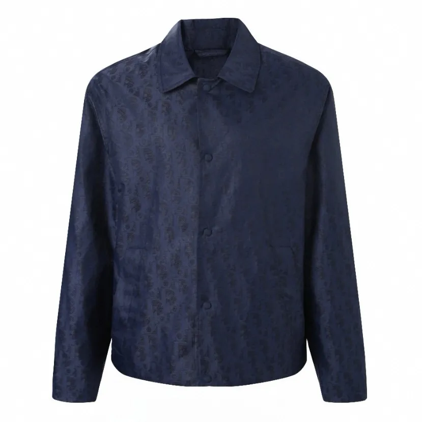 🅿️520 [Original quality] CD full-frame jacquard lapel jacket (blue) The fabric is made of 100% nylon fabric. The ultra-fine denier yarn is made through precision weaving technology to achieve a fabric density of 580 needles/square inch, which is lightweight while building a strong frame. The microporous structure is breathable and water-repellent, greatly improving the performance of the finished product in multiple occasions. Advanced laser jacquard technology is used to form a concave and convex texture on the surface of the fabric, with a strong three-dimensional effect and a more obvious 3D effect. The pattern is clear and delicate, and the color is full and even. Size:46/48/50/52