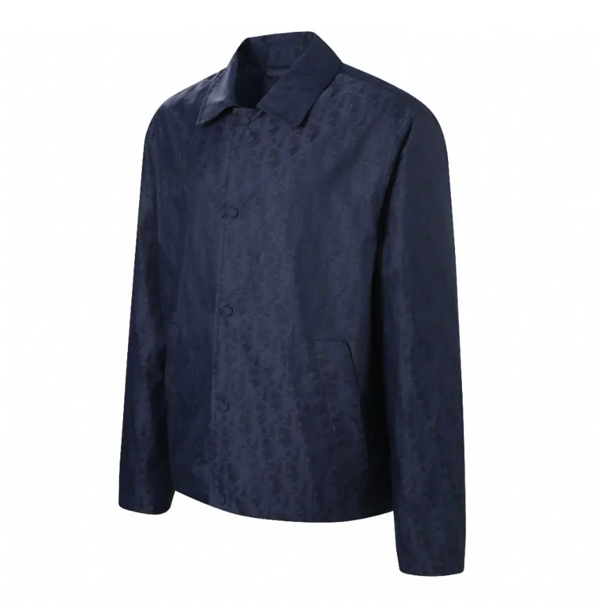 🅿️520 [Original quality] CD full-frame jacquard lapel jacket (blue) The fabric is made of 100% nylon fabric. The ultra-fine denier yarn is made through precision weaving technology to achieve a fabric density of 580 needles/square inch, which is lightweight while building a strong frame. The microporous structure is breathable and water-repellent, greatly improving the performance of the finished product in multiple occasions. Advanced laser jacquard technology is used to form a concave and convex texture on the surface of the fabric, with a strong three-dimensional effect and a more obvious 3D effect. The pattern is clear and delicate, and the color is full and even. Size:46/48/50/52