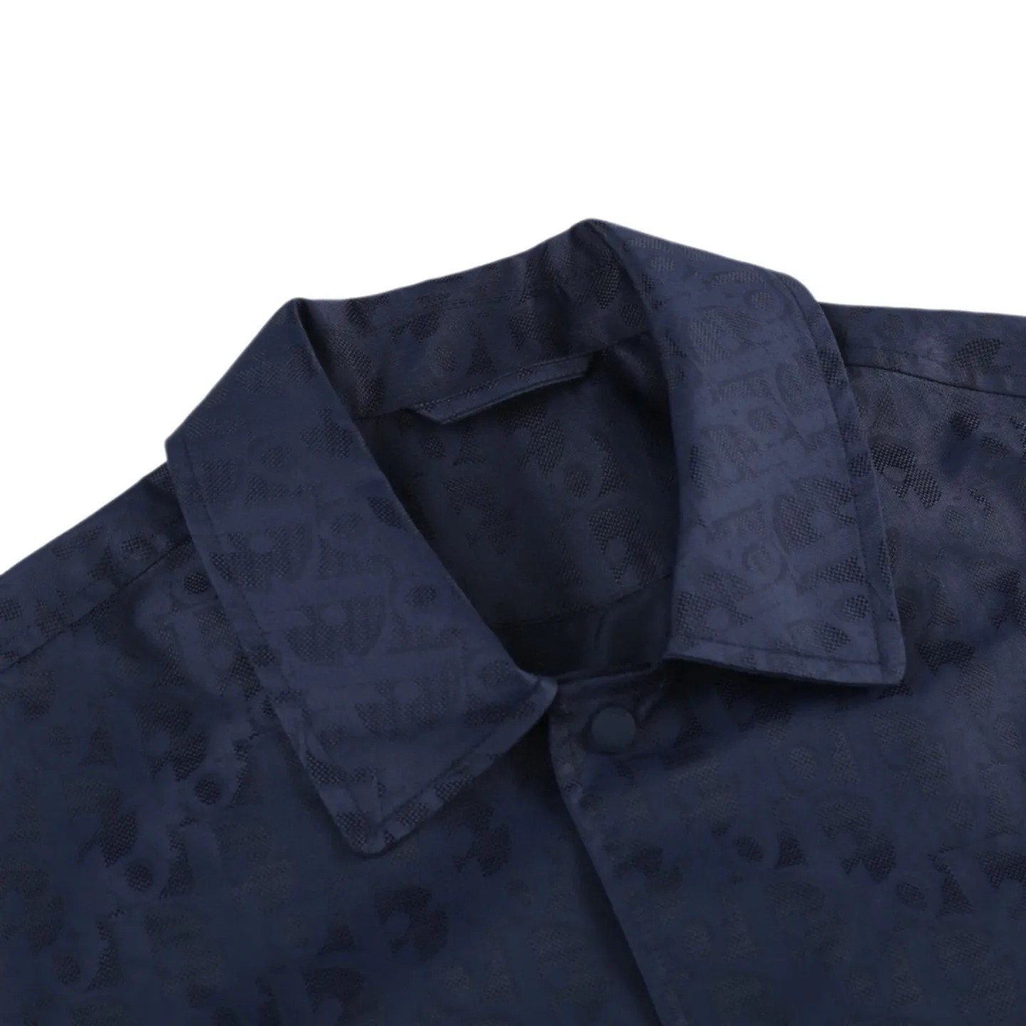 🅿️520 [Original quality] CD full-frame jacquard lapel jacket (blue) The fabric is made of 100% nylon fabric. The ultra-fine denier yarn is made through precision weaving technology to achieve a fabric density of 580 needles/square inch, which is lightweight while building a strong frame. The microporous structure is breathable and water-repellent, greatly improving the performance of the finished product in multiple occasions. Advanced laser jacquard technology is used to form a concave and convex texture on the surface of the fabric, with a strong three-dimensional effect and a more obvious 3D effect. The pattern is clear and delicate, and the color is full and even. Size:46/48/50/52