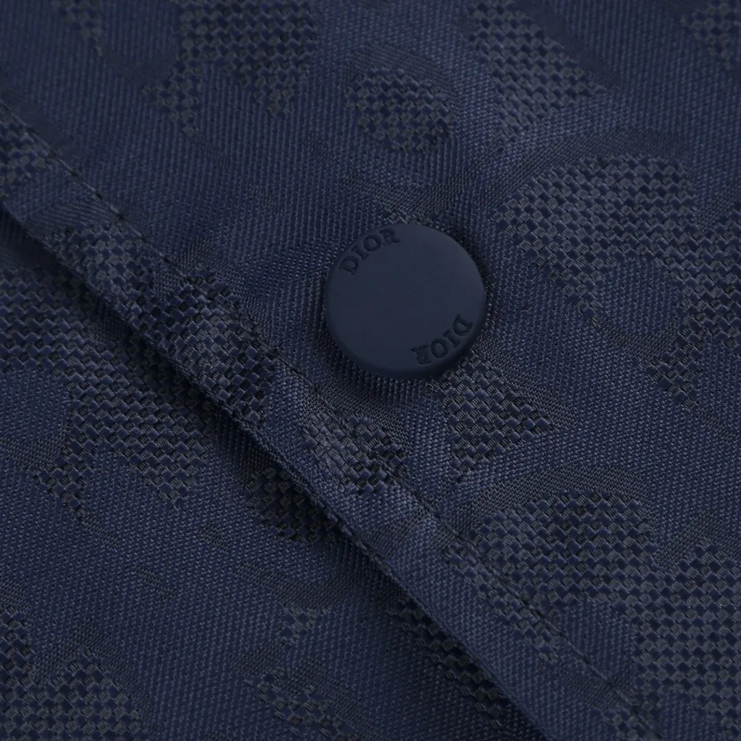 🅿️520 [Original quality] CD full-frame jacquard lapel jacket (blue) The fabric is made of 100% nylon fabric. The ultra-fine denier yarn is made through precision weaving technology to achieve a fabric density of 580 needles/square inch, which is lightweight while building a strong frame. The microporous structure is breathable and water-repellent, greatly improving the performance of the finished product in multiple occasions. Advanced laser jacquard technology is used to form a concave and convex texture on the surface of the fabric, with a strong three-dimensional effect and a more obvious 3D effect. The pattern is clear and delicate, and the color is full and even. Size:46/48/50/52