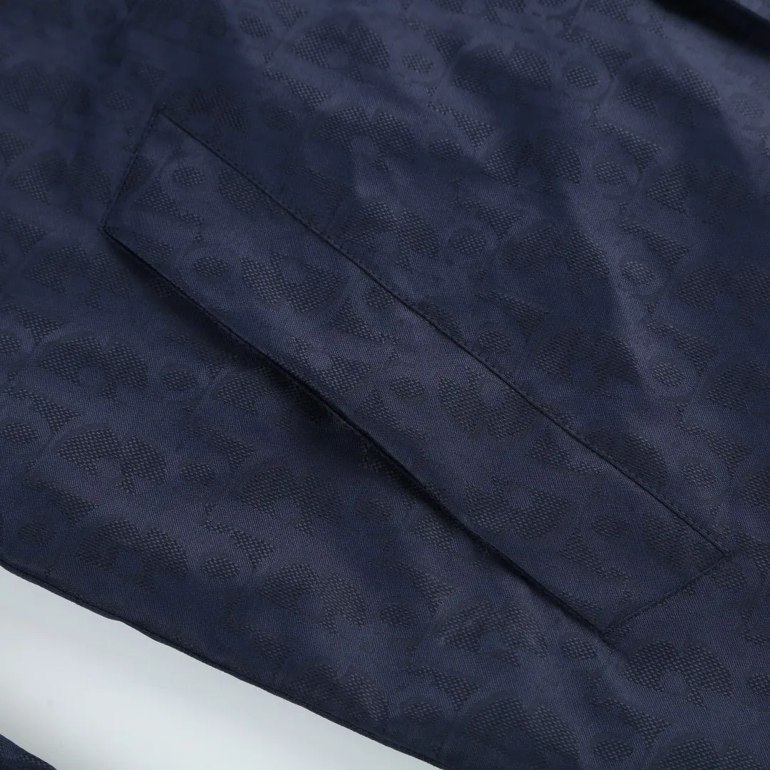 🅿️520 [Original quality] CD full-frame jacquard lapel jacket (blue) The fabric is made of 100% nylon fabric. The ultra-fine denier yarn is made through precision weaving technology to achieve a fabric density of 580 needles/square inch, which is lightweight while building a strong frame. The microporous structure is breathable and water-repellent, greatly improving the performance of the finished product in multiple occasions. Advanced laser jacquard technology is used to form a concave and convex texture on the surface of the fabric, with a strong three-dimensional effect and a more obvious 3D effect. The pattern is clear and delicate, and the color is full and even. Size:46/48/50/52