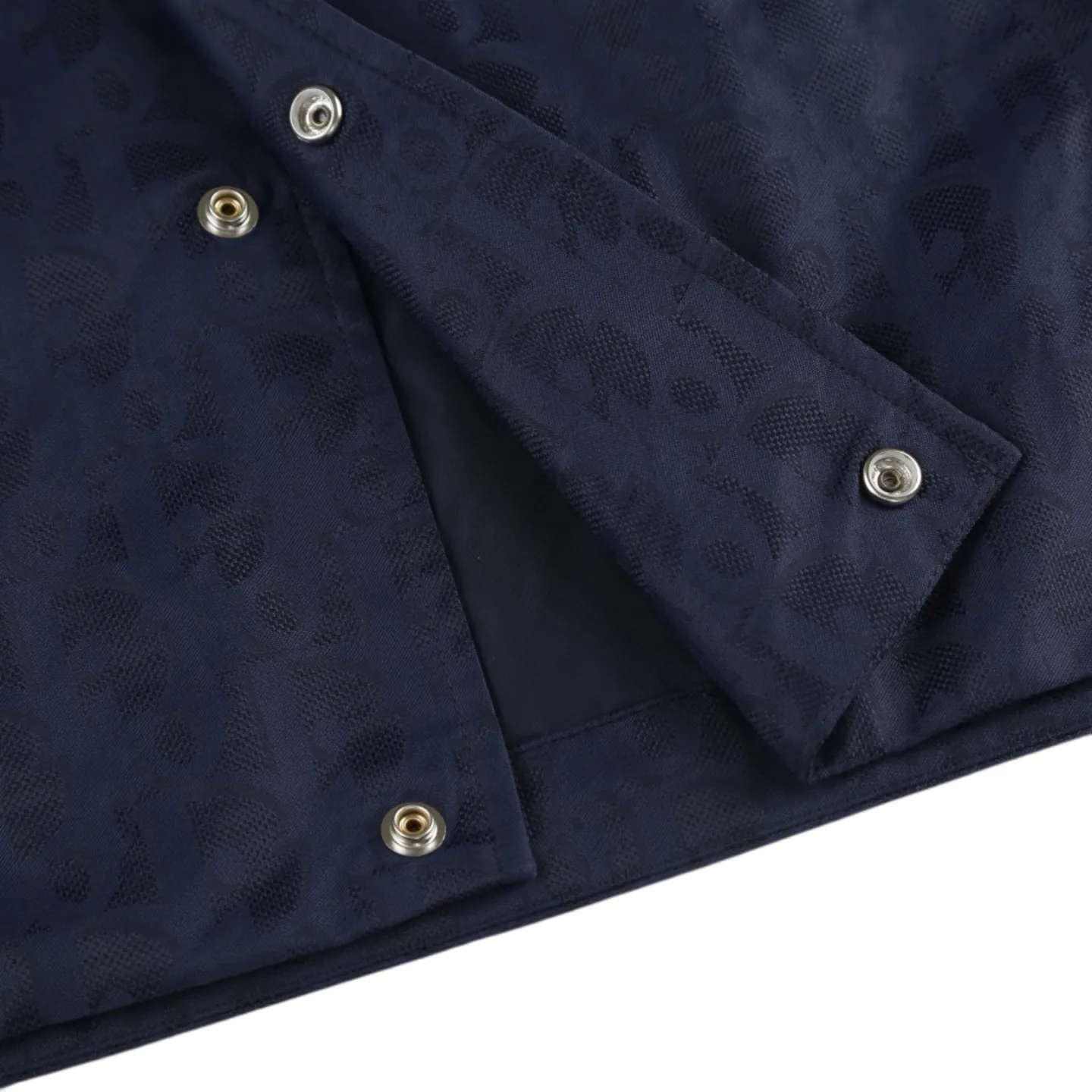 🅿️520 [Original quality] CD full-frame jacquard lapel jacket (blue) The fabric is made of 100% nylon fabric. The ultra-fine denier yarn is made through precision weaving technology to achieve a fabric density of 580 needles/square inch, which is lightweight while building a strong frame. The microporous structure is breathable and water-repellent, greatly improving the performance of the finished product in multiple occasions. Advanced laser jacquard technology is used to form a concave and convex texture on the surface of the fabric, with a strong three-dimensional effect and a more obvious 3D effect. The pattern is clear and delicate, and the color is full and even. Size:46/48/50/52