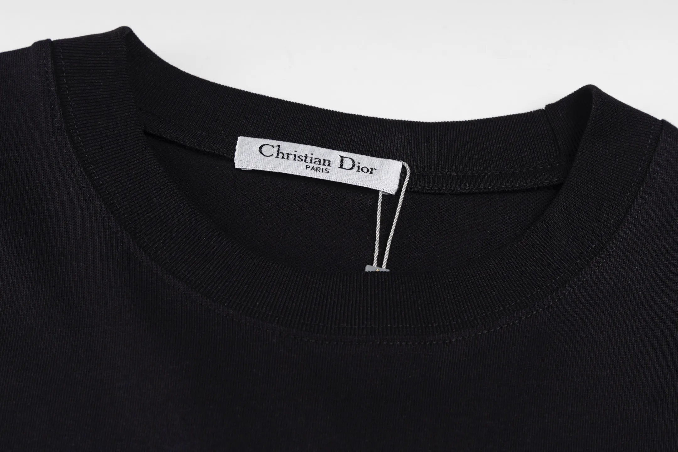 🅿️250 Style No. B42 Dior 47 letter embroidery ribbon long T consistent style on DIOR official website Fabric: 32 count double yarn 300g pure cotton fabric Weaving and dyeing threads of the same color in the same cylinder The same color Process: Imported machine front and rear thousands of needles full embroidery Can wear up to 200 pounds. The size is measured manually. The error of 2-3cm is normal. Color: black white size: s m l xl