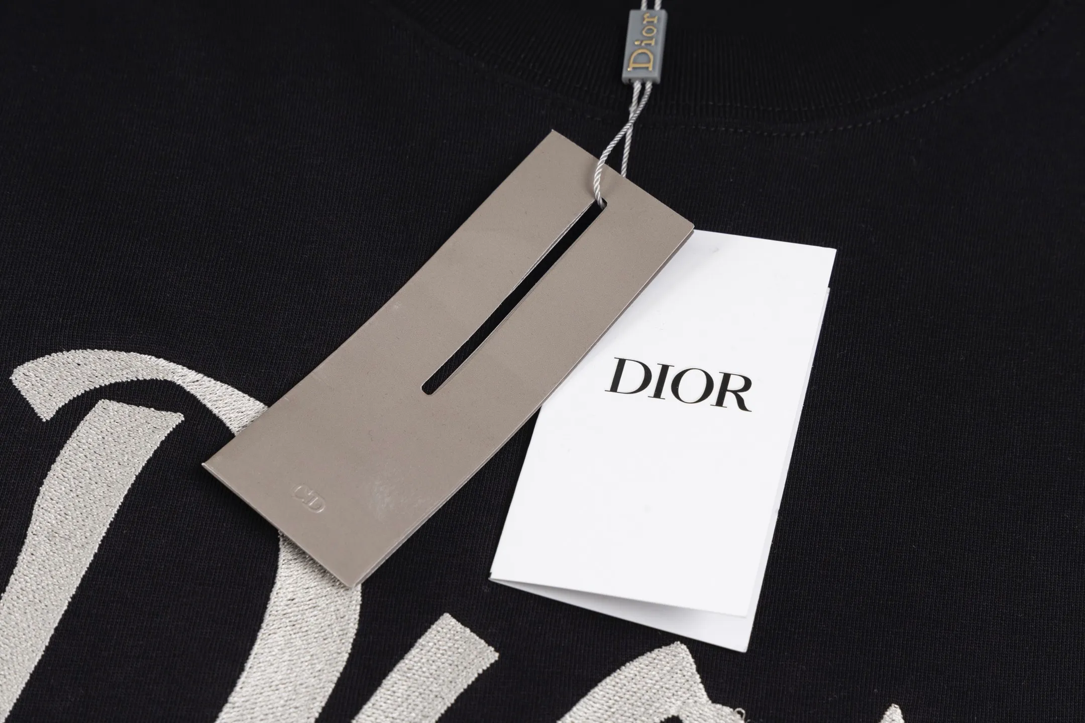 🅿️250 Style No. B42 Dior 47 letter embroidery ribbon long T consistent style on DIOR official website Fabric: 32 count double yarn 300g pure cotton fabric Weaving and dyeing threads of the same color in the same cylinder The same color Process: Imported machine front and rear thousands of needles full embroidery Can wear up to 200 pounds. The size is measured manually. The error of 2-3cm is normal. Color: black white size: s m l xl