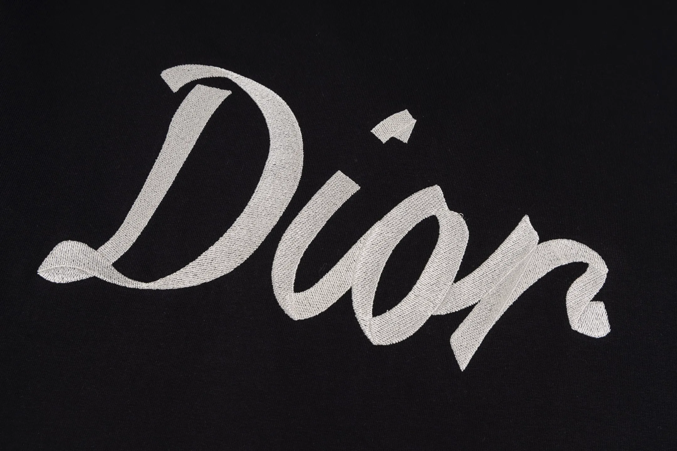 🅿️250 Style No. B42 Dior 47 letter embroidery ribbon long T consistent style on DIOR official website Fabric: 32 count double yarn 300g pure cotton fabric Weaving and dyeing threads of the same color in the same cylinder The same color Process: Imported machine front and rear thousands of needles full embroidery Can wear up to 200 pounds. The size is measured manually. The error of 2-3cm is normal. Color: black white size: s m l xl