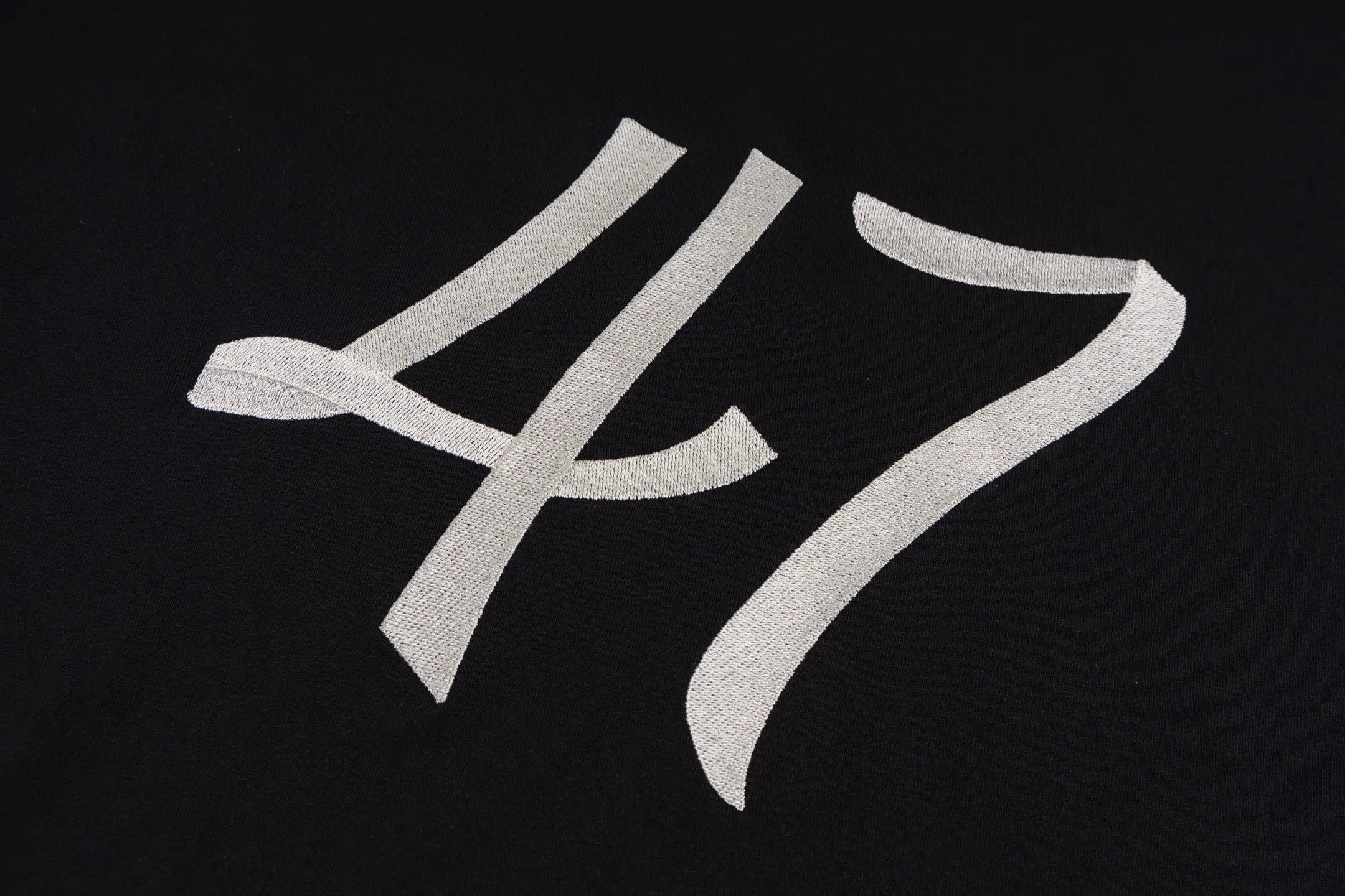 🅿️250 Style No. B42 Dior 47 letter embroidery ribbon long T consistent style on DIOR official website Fabric: 32 count double yarn 300g pure cotton fabric Weaving and dyeing threads of the same color in the same cylinder The same color Process: Imported machine front and rear thousands of needles full embroidery Can wear up to 200 pounds. The size is measured manually. The error of 2-3cm is normal. Color: black white size: s m l xl