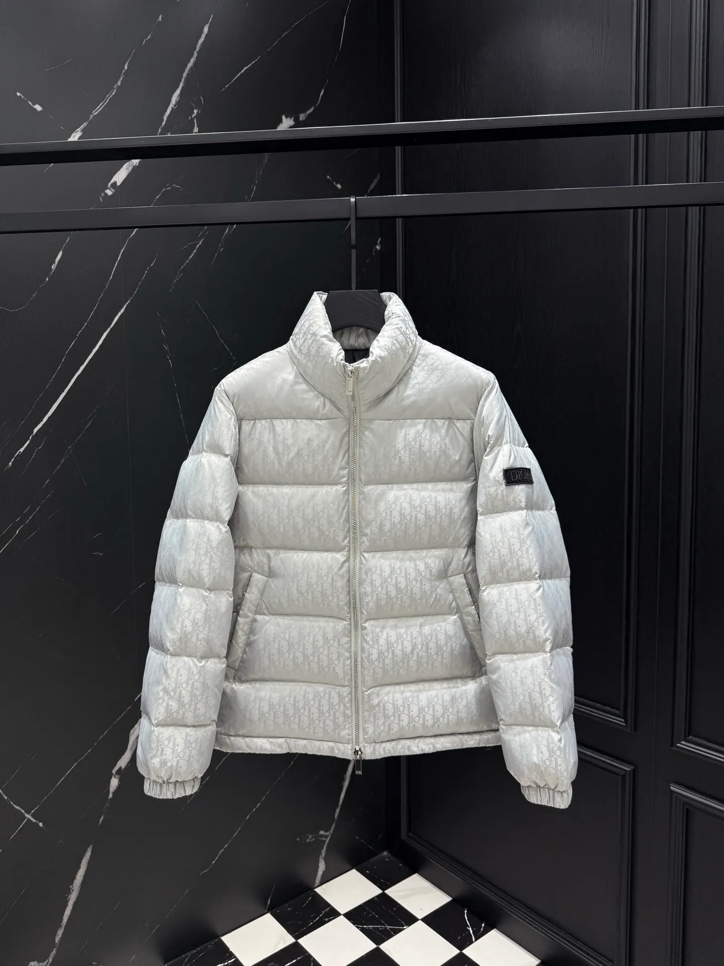 🅿️760 ⬆️Dior 23FW oblique dark pattern presbyopic stand collar down jacket, same style at the counter, popular all the way 🔥presbyopic down jacket is here🤩~ This is a down jacket with ultra-complex craftsmanship, the custom fabric cycle is as long as 50 days, based on the original fabric, laser jacquard makes the whole garment uneven, with a stronger three-dimensional effect, and the 3D effect is more obvious ✨This fabric has a good hand feel, and the dark pattern on the jacket is very low-key. The fabric shows a dark grain luster, and it has extremely high waterproof properties! The real texture is more perfect, custom-woven high-density satin nylon material and dark jacquard weave, simple and refreshing, thick and fluffy, super three-proof fabric, waterproof, stain-proof and dust-proof! ✨ Full-width jacquard LOGO, ultra-high-end luxury and style. The handsomeness and eye-catching index of the upper body are absolutely NO. 1. Fully custom-woven jacquard LOGO technology fabric, high-density polyester fiber. It is a new type of heat-insulating and light-weight fabric. It has a light texture, delicate and soft warmth and breathability. Especially the LOGO jacquard produces different light and dark interweaving under different lights! Full of hidden flower logos, low-key with a touch of expensiveness, the overall shape is not too bloated, windproof and waterproof, it can be called a haven in winter 😍 Simple but not simple, wear it with a wrap in autumn and winter. ✨The interior is filled with 90-fill white goose down, (90% white goose down ➕10% white goose feather) This type of down is full of fluffiness, better thermal insulation, and has no down stalks! Hooded and windproof design, comfortable and warm! The white goose down filled inside is a strong guarantee of warmth and cold resistance. As for the so-called odor gas of down, it is completely worry-free. The upper body is light and full. The down filling is sufficiently balanced to obtain uniform warmth! The upper body is eye-catching. ✨The hardware of the whole garment is made of original 1V1 customized tungsten material. Leather label design, hot melt technology, one-time molding