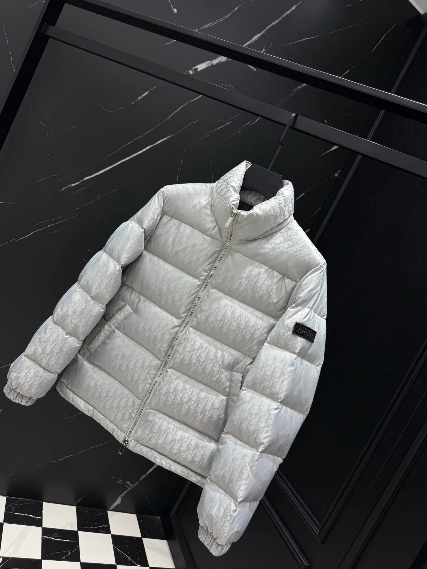 🅿️760 ⬆️Dior 23FW oblique dark pattern presbyopic stand collar down jacket, same style at the counter, popular all the way 🔥presbyopic down jacket is here🤩~ This is a down jacket with ultra-complex craftsmanship, the custom fabric cycle is as long as 50 days, based on the original fabric, laser jacquard makes the whole garment uneven, with a stronger three-dimensional effect, and the 3D effect is more obvious ✨This fabric has a good hand feel, and the dark pattern on the jacket is very low-key. The fabric shows a dark grain luster, and it has extremely high waterproof properties! The real texture is more perfect, custom-woven high-density satin nylon material and dark jacquard weave, simple and refreshing, thick and fluffy, super three-proof fabric, waterproof, stain-proof and dust-proof! ✨ Full-width jacquard LOGO, ultra-high-end luxury and style. The handsomeness and eye-catching index of the upper body are absolutely NO. 1. Fully custom-woven jacquard LOGO technology fabric, high-density polyester fiber. It is a new type of heat-insulating and light-weight fabric. It has a light texture, delicate and soft warmth and breathability. Especially the LOGO jacquard produces different light and dark interweaving under different lights! Full of hidden flower logos, low-key with a touch of expensiveness, the overall shape is not too bloated, windproof and waterproof, it can be called a haven in winter 😍 Simple but not simple, wear it with a wrap in autumn and winter. ✨The interior is filled with 90-fill white goose down, (90% white goose down ➕10% white goose feather) This type of down is full of fluffiness, better thermal insulation, and has no down stalks! Hooded and windproof design, comfortable and warm! The white goose down filled inside is a strong guarantee of warmth and cold resistance. As for the so-called odor gas of down, it is completely worry-free. The upper body is light and full. The down filling is sufficiently balanced to obtain uniform warmth! The upper body is eye-catching. ✨The hardware of the whole garment is made of original 1V1 customized tungsten material. Leather label design, hot melt technology, one-time molding