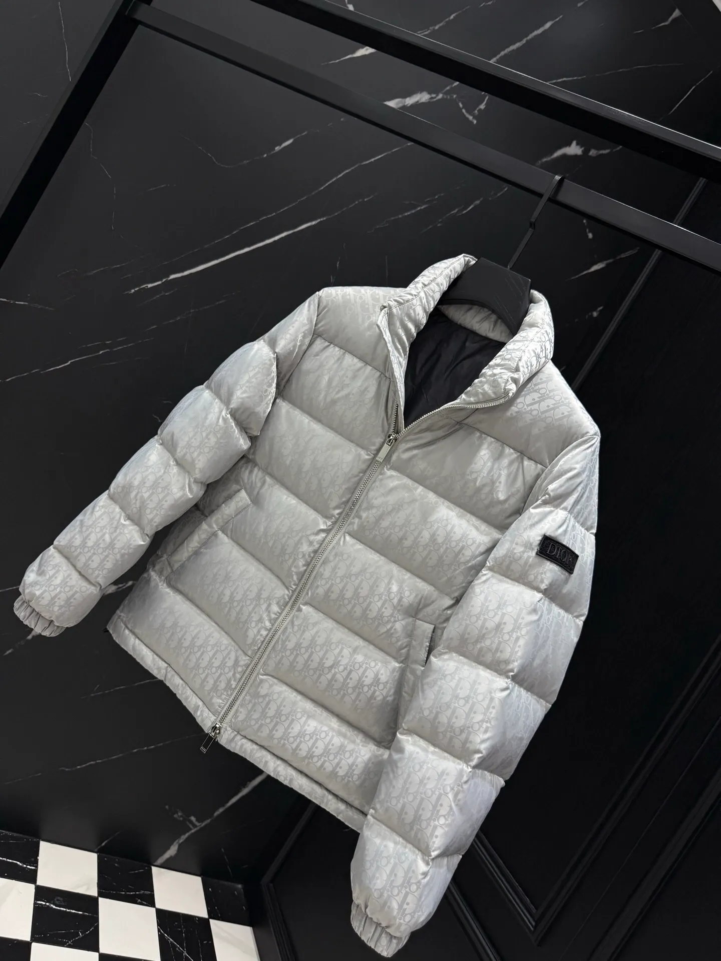 🅿️760 ⬆️Dior 23FW oblique dark pattern presbyopic stand collar down jacket, same style at the counter, popular all the way 🔥presbyopic down jacket is here🤩~ This is a down jacket with ultra-complex craftsmanship, the custom fabric cycle is as long as 50 days, based on the original fabric, laser jacquard makes the whole garment uneven, with a stronger three-dimensional effect, and the 3D effect is more obvious ✨This fabric has a good hand feel, and the dark pattern on the jacket is very low-key. The fabric shows a dark grain luster, and it has extremely high waterproof properties! The real texture is more perfect, custom-woven high-density satin nylon material and dark jacquard weave, simple and refreshing, thick and fluffy, super three-proof fabric, waterproof, stain-proof and dust-proof! ✨ Full-width jacquard LOGO, ultra-high-end luxury and style. The handsomeness and eye-catching index of the upper body are absolutely NO. 1. Fully custom-woven jacquard LOGO technology fabric, high-density polyester fiber. It is a new type of heat-insulating and light-weight fabric. It has a light texture, delicate and soft warmth and breathability. Especially the LOGO jacquard produces different light and dark interweaving under different lights! Full of hidden flower logos, low-key with a touch of expensiveness, the overall shape is not too bloated, windproof and waterproof, it can be called a haven in winter 😍 Simple but not simple, wear it with a wrap in autumn and winter. ✨The interior is filled with 90-fill white goose down, (90% white goose down ➕10% white goose feather) This type of down is full of fluffiness, better thermal insulation, and has no down stalks! Hooded and windproof design, comfortable and warm! The white goose down filled inside is a strong guarantee of warmth and cold resistance. As for the so-called odor gas of down, it is completely worry-free. The upper body is light and full. The down filling is sufficiently balanced to obtain uniform warmth! The upper body is eye-catching. ✨The hardware of the whole garment is made of original 1V1 customized tungsten material. Leather label design, hot melt technology, one-time molding